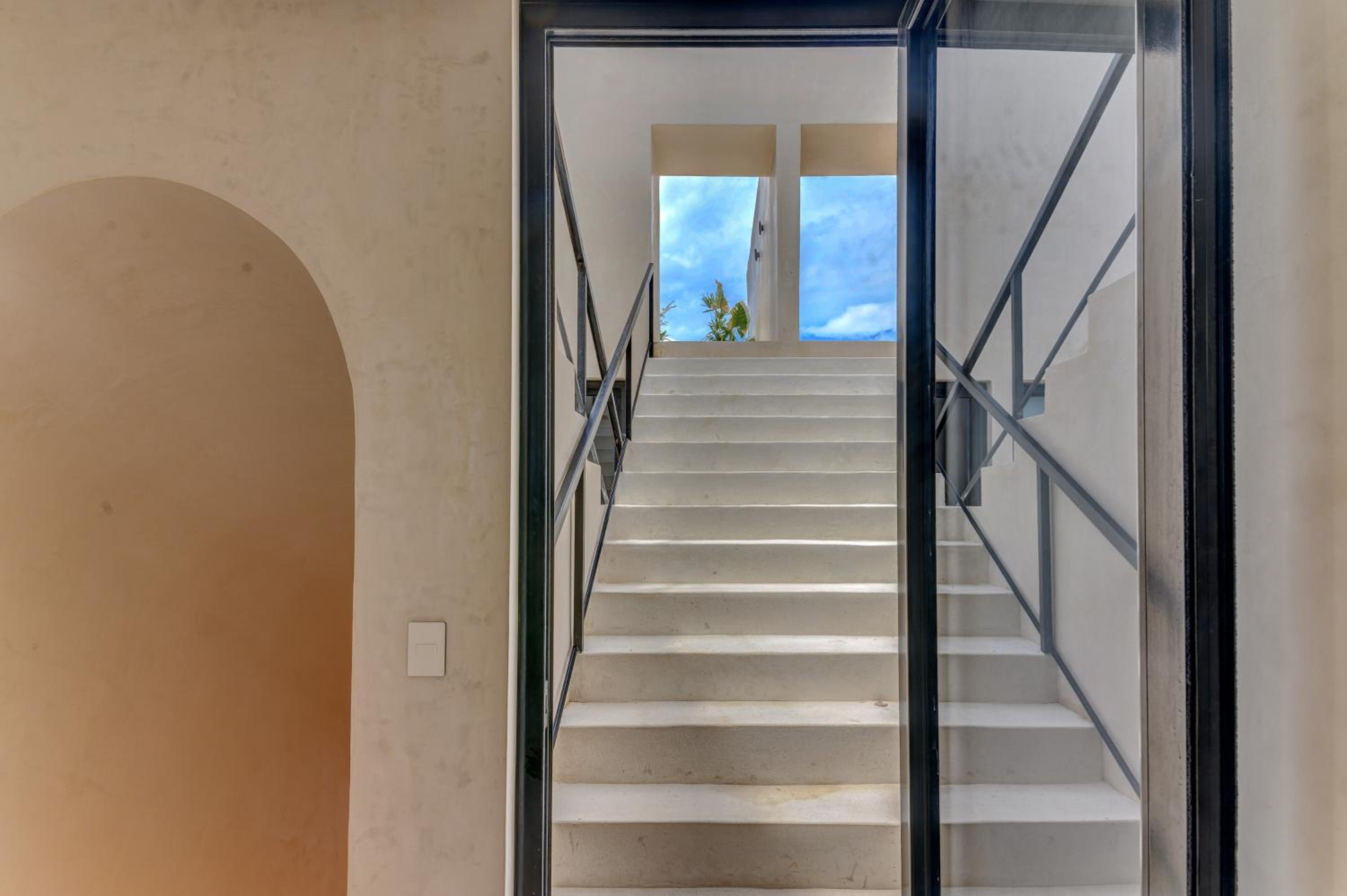 Suite with Private Pool - Photo 17