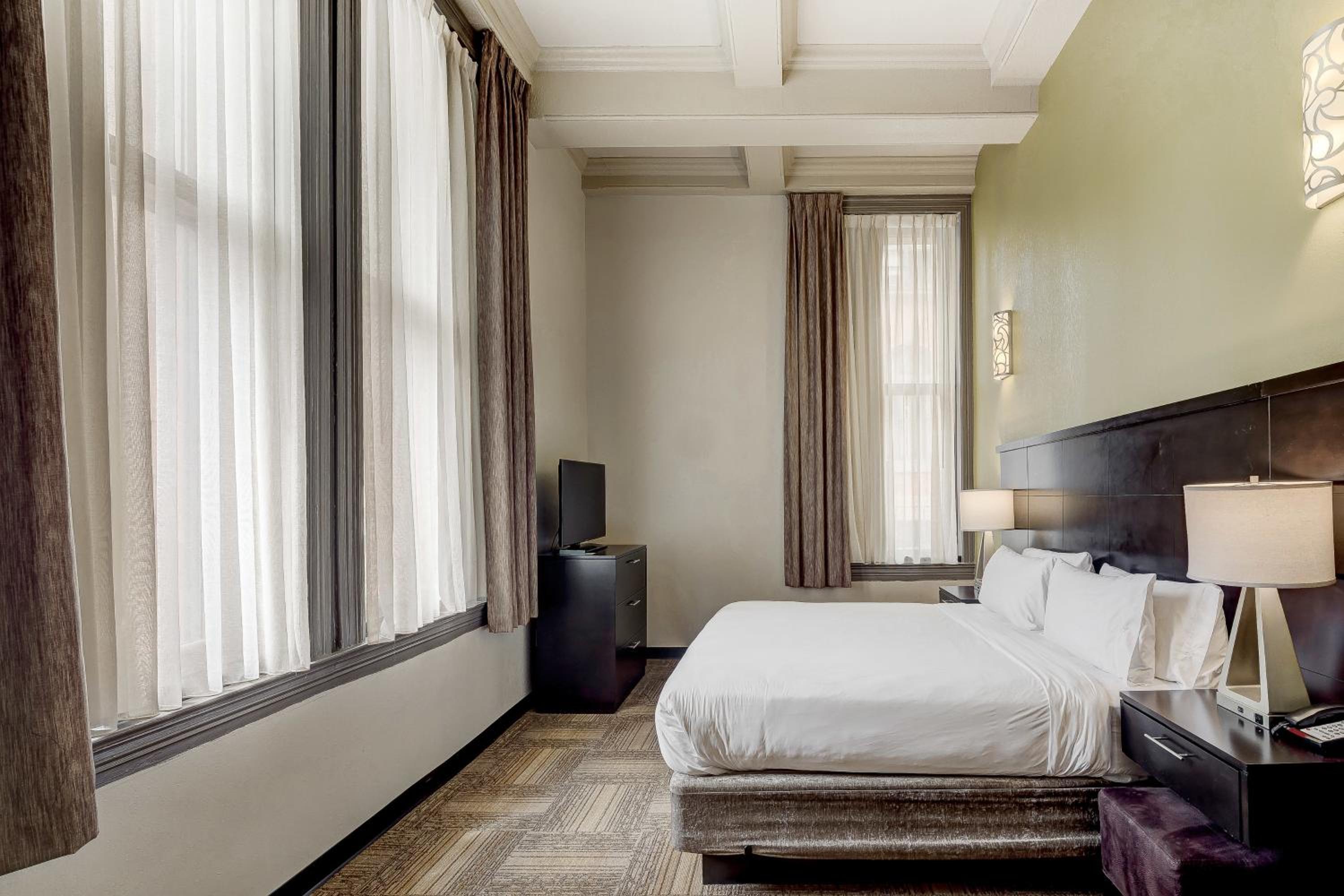 One-Bedroom King Suite with Sofa Bed and Harbor View photo 1