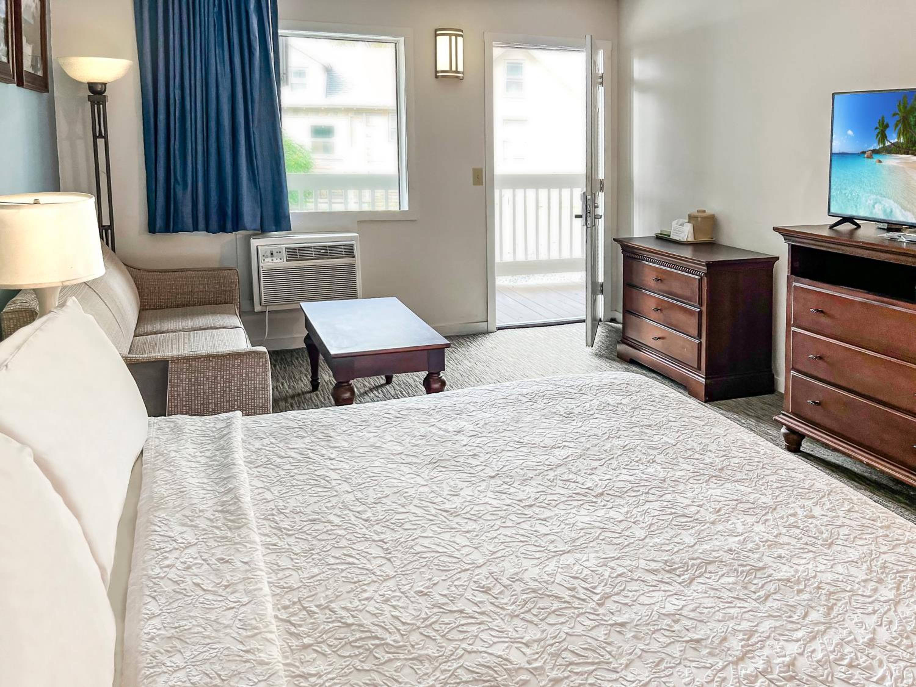 Deluxe King Room - Non-Smoking photo 3