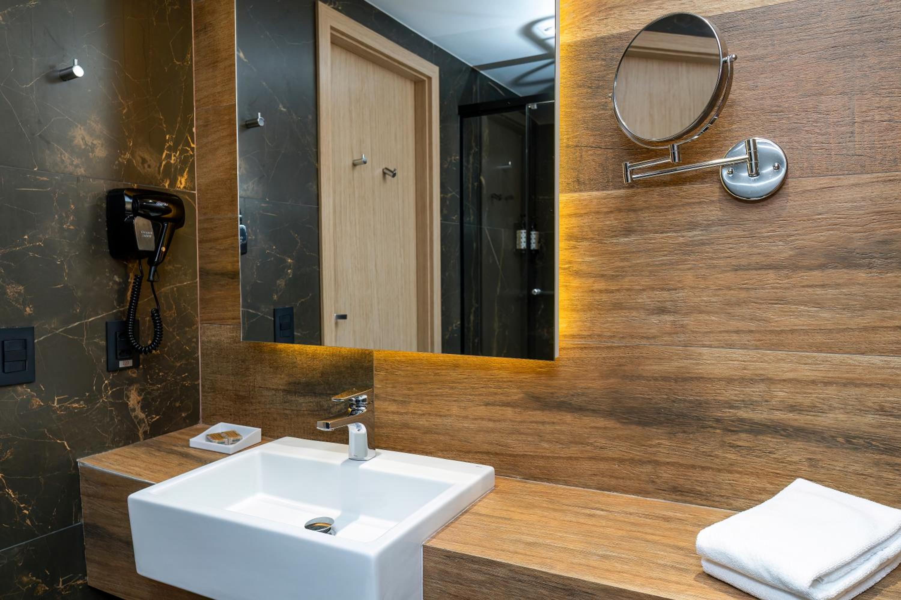 Executive King Room - Photo 5