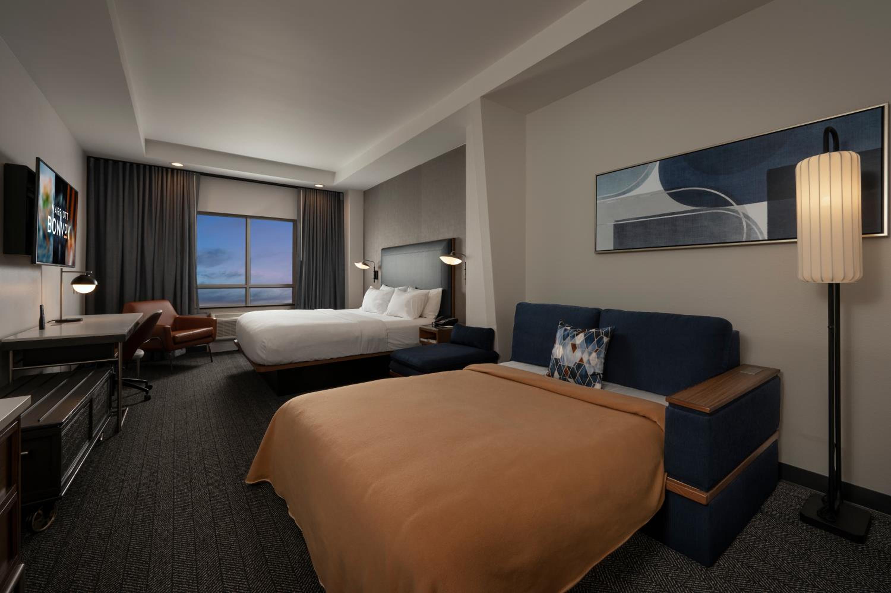 Executive King Suite with Sofa Bed - Photo 1