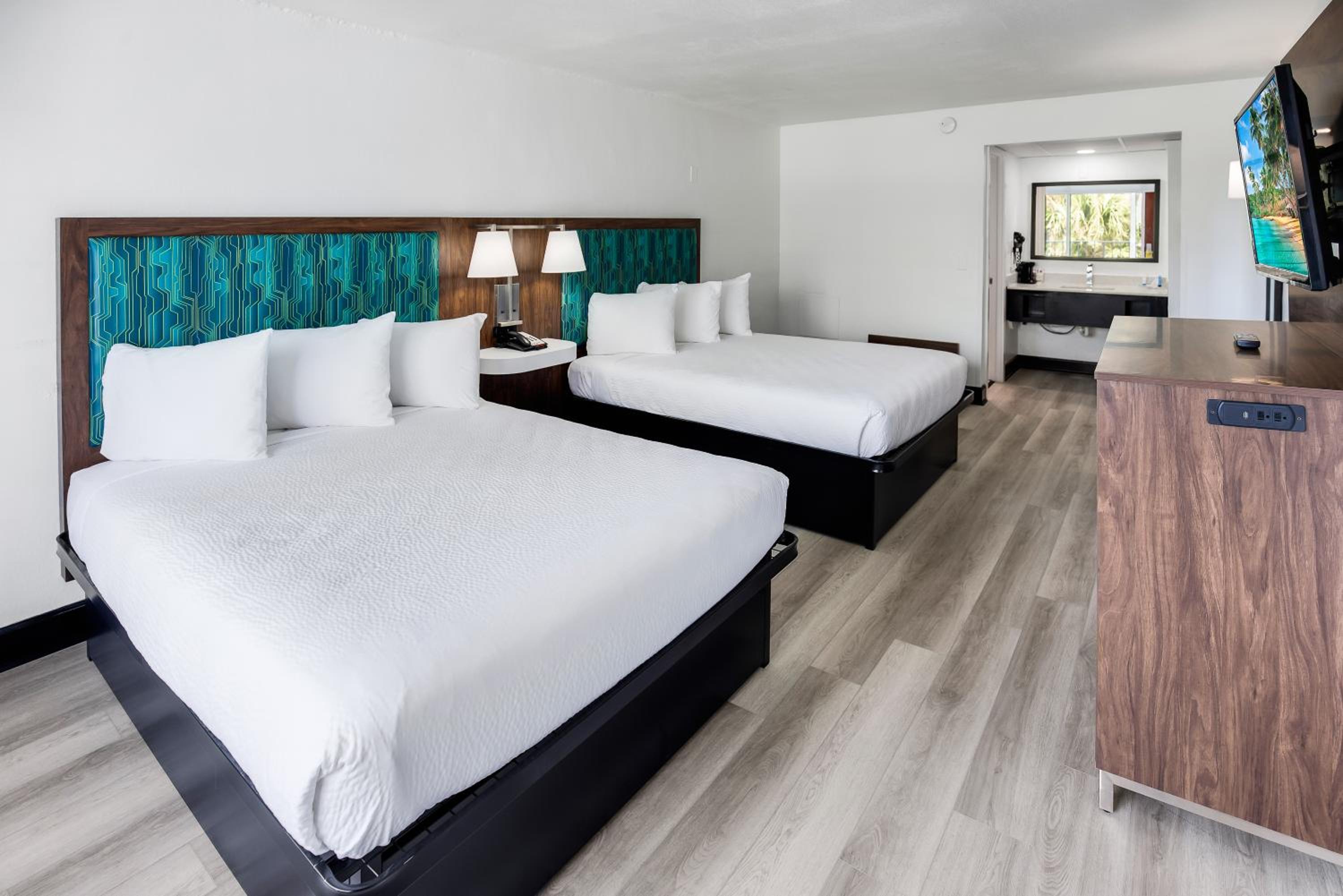Queen Room with 2 queen beds, nonsmoking with partial ocean view, side view - Photo 4