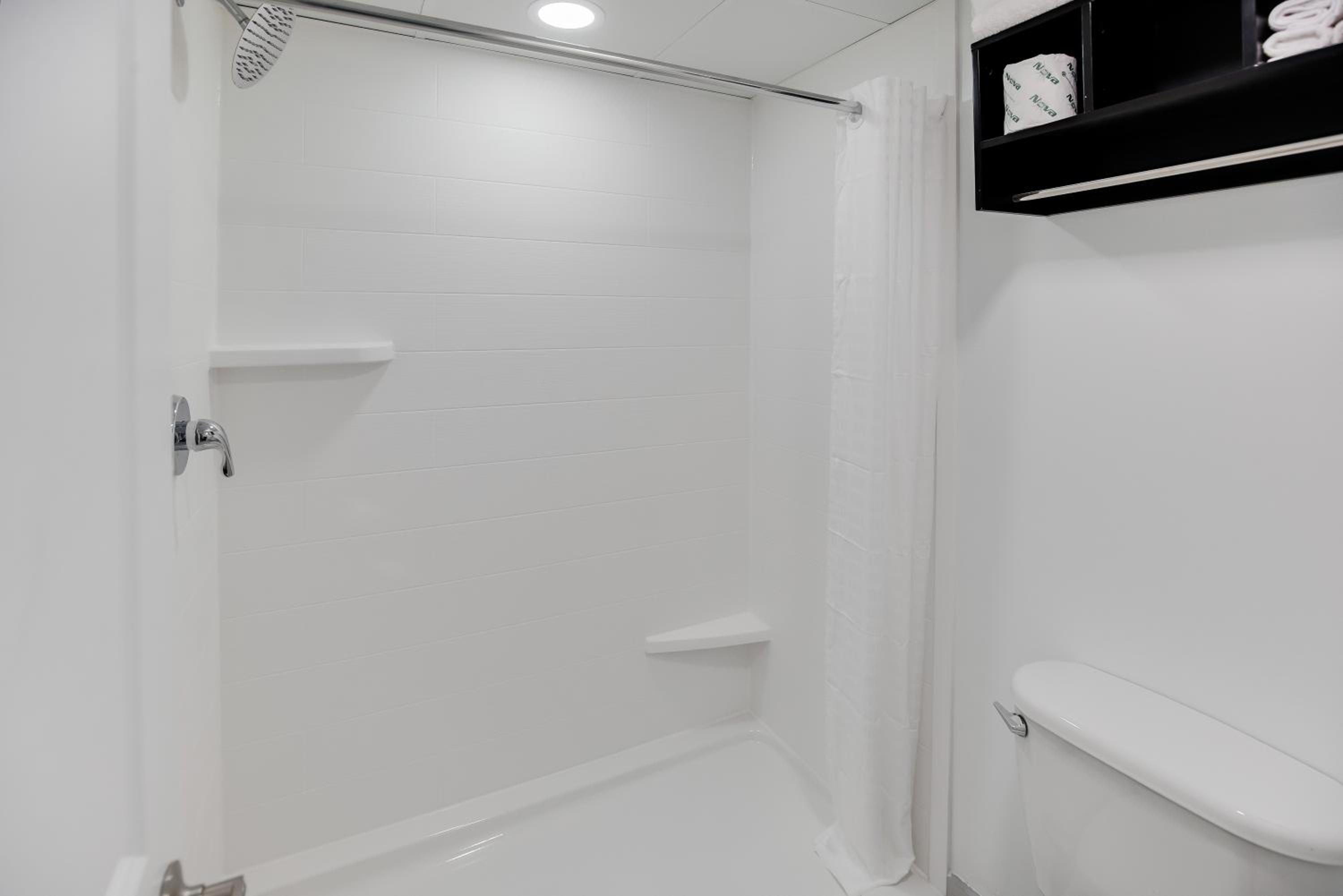 Queen Room with 2 queen beds, nonsmoking with partial ocean view, side view - Photo 3