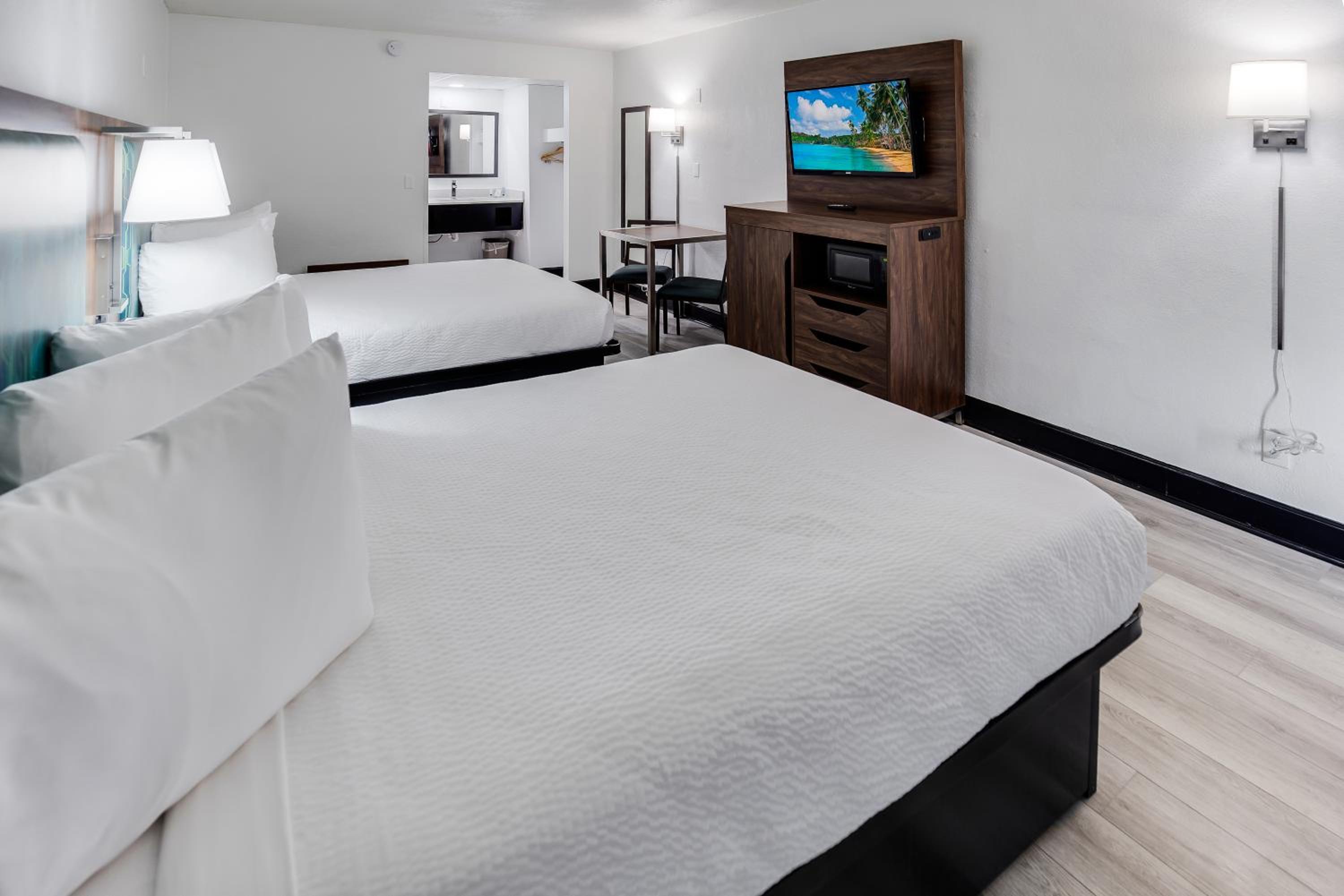 Queen Room with 2 queen beds, nonsmoking with partial ocean view, side view - Photo 2