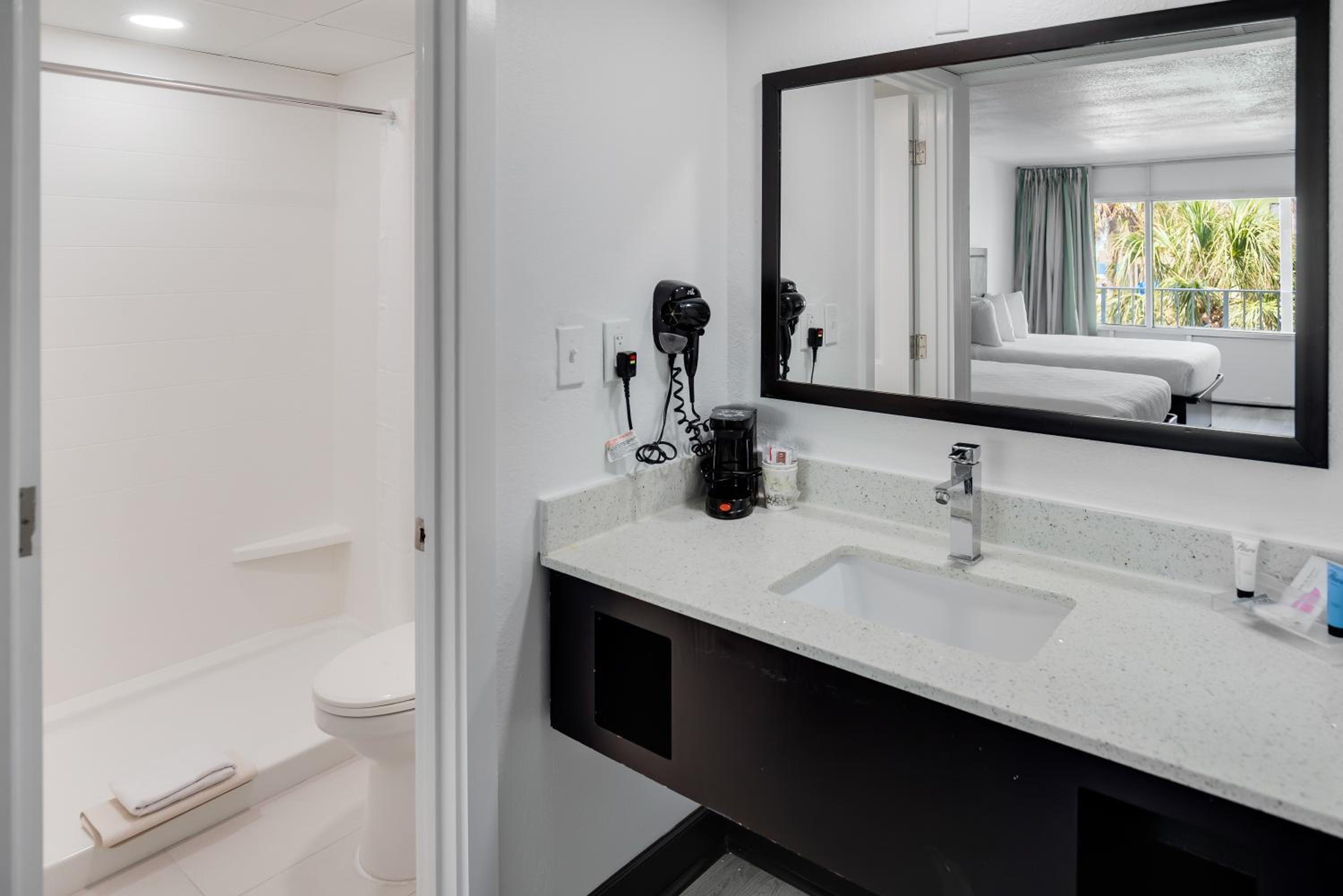 Queen Room with 2 queen beds, nonsmoking with partial ocean view, side view - Photo 5