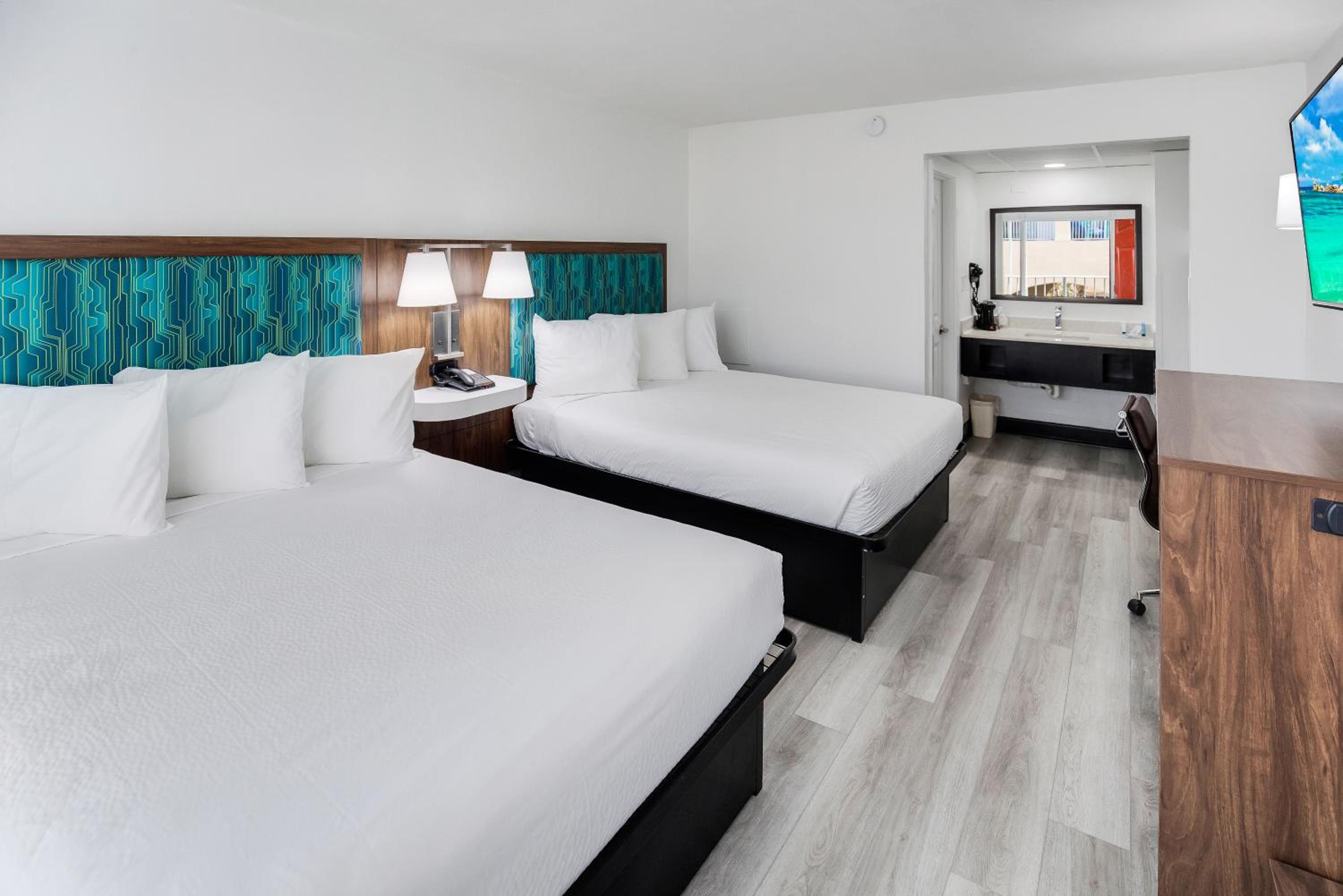 Queen Room with Two Queen Beds - Non-Smoking with Ocean View - Photo 8