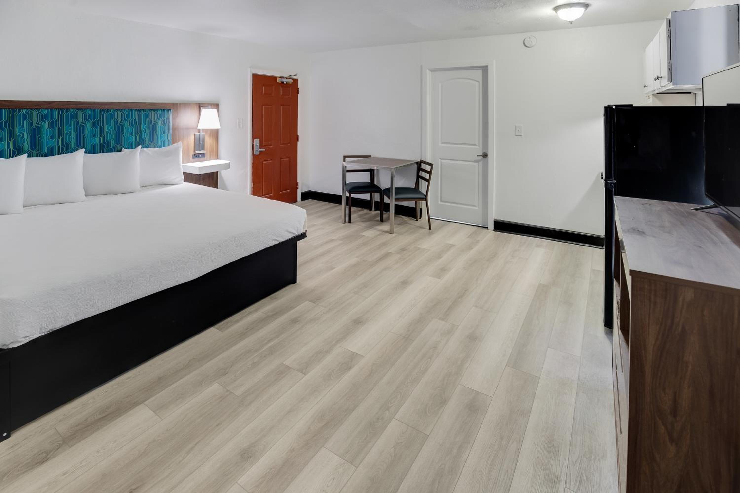  Two-Room Suite, two king beds, nonsmoking,kitchen, 1 room has a ocean view, side view, the second room has the kitchen with no view photo 1
