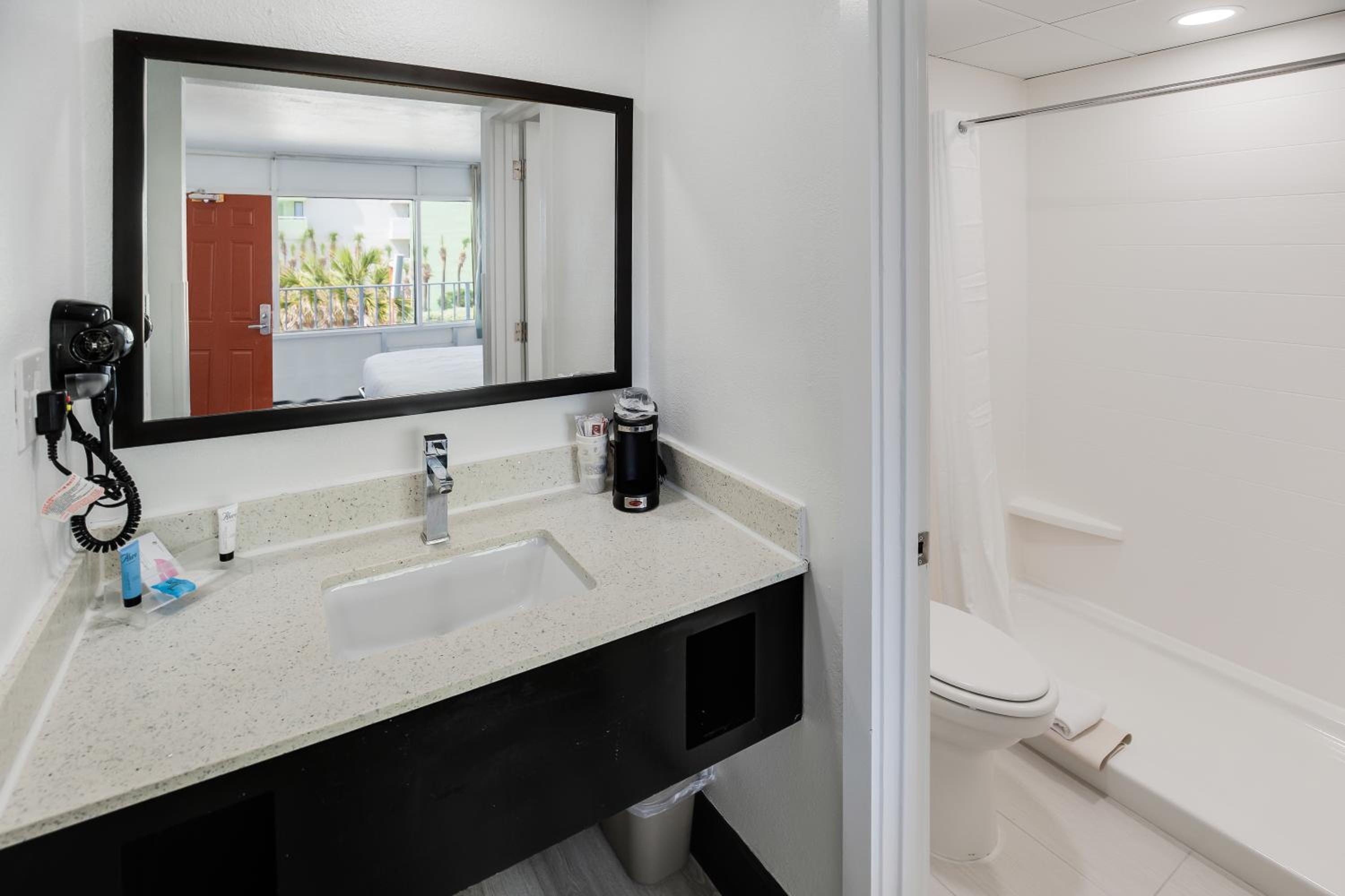  King Room, nonsmoking, with ocean view, side view - Photo 3