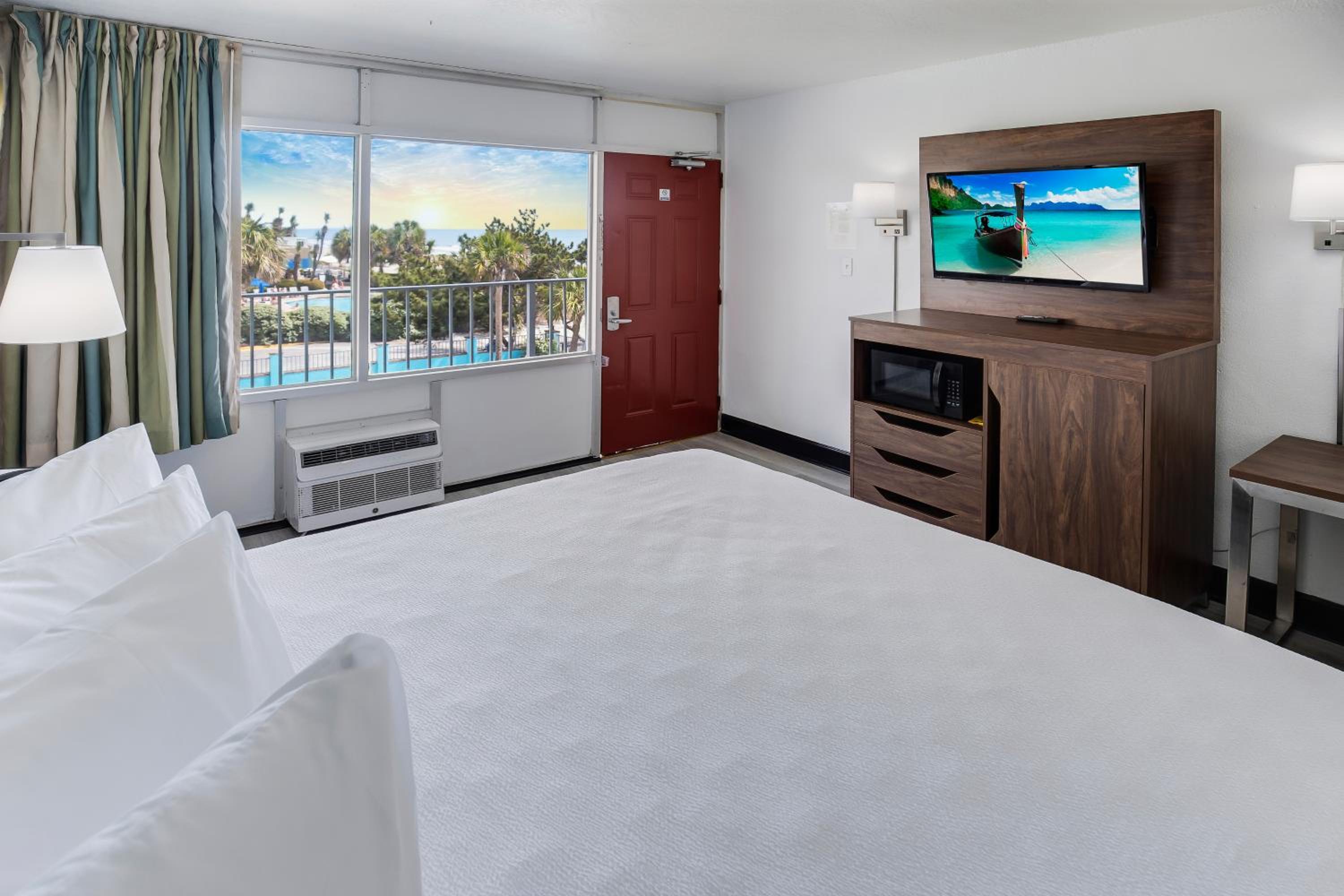 King Room, nonsmoking, with partial ocean view, side view - Photo 1
