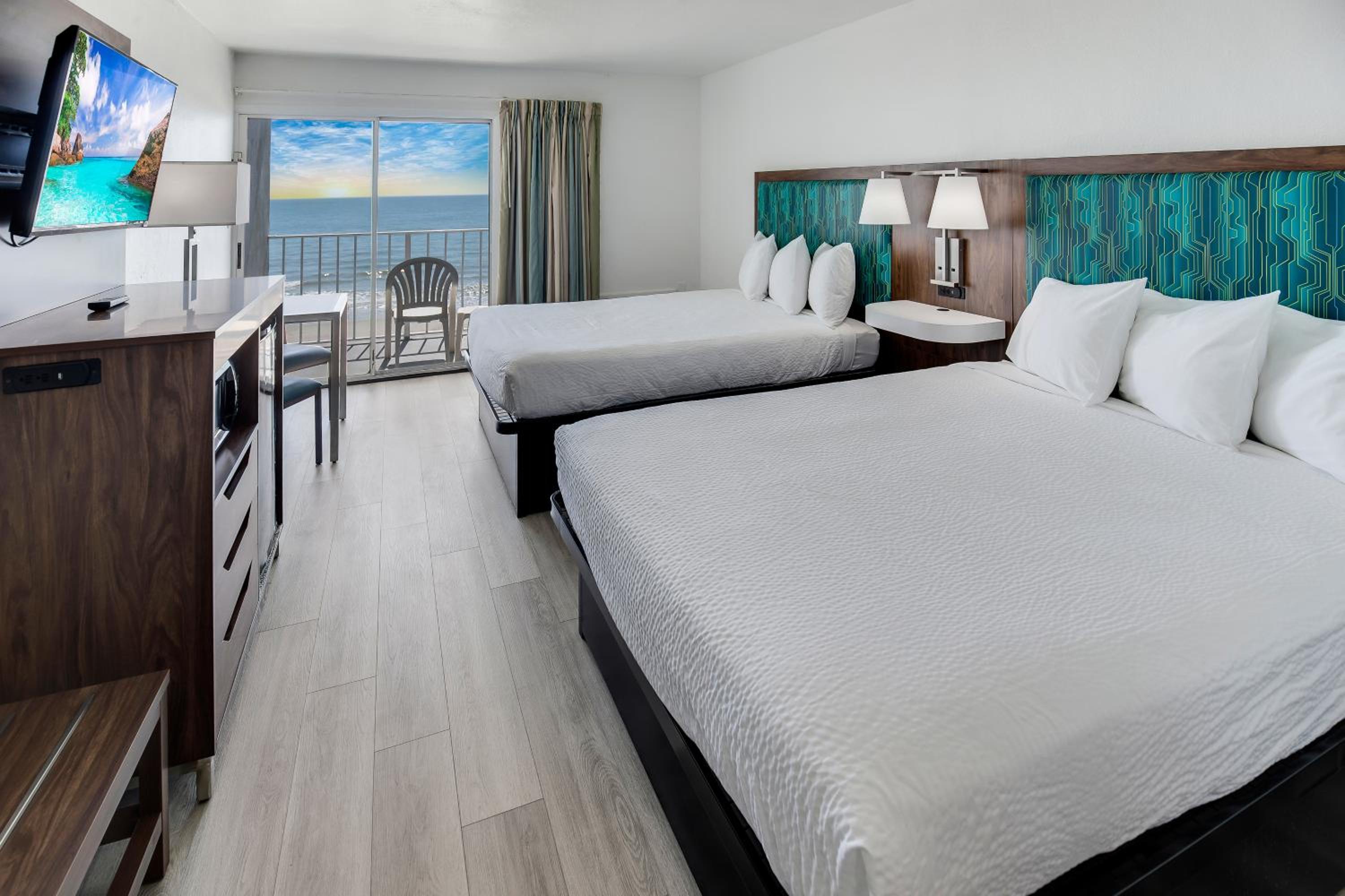 Queen Room with Two Queen Beds - Non-Smoking Ocean Front - Photo 6