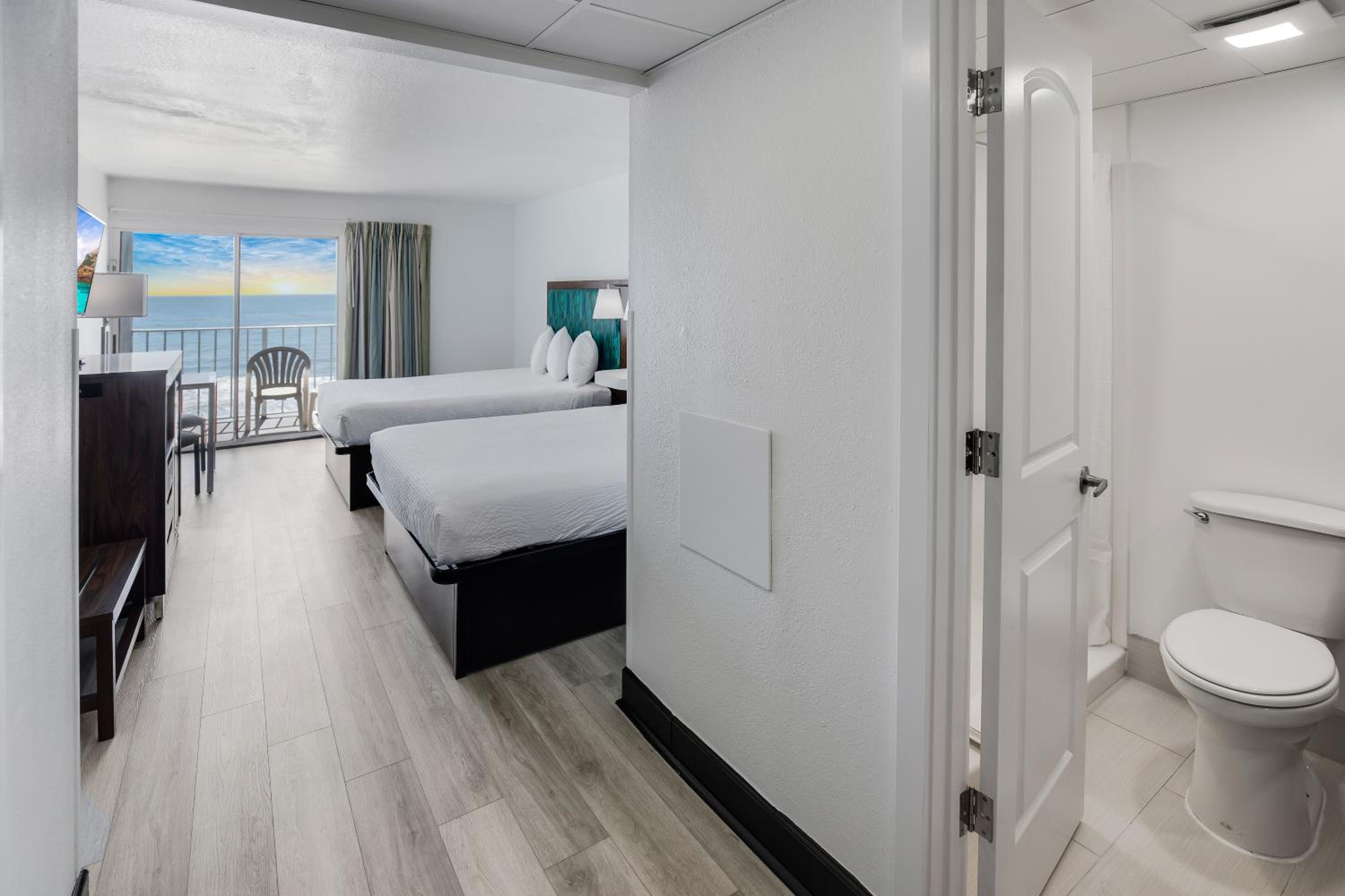 Queen Room with Two Queen Beds - Non-Smoking Ocean Front - Photo 3