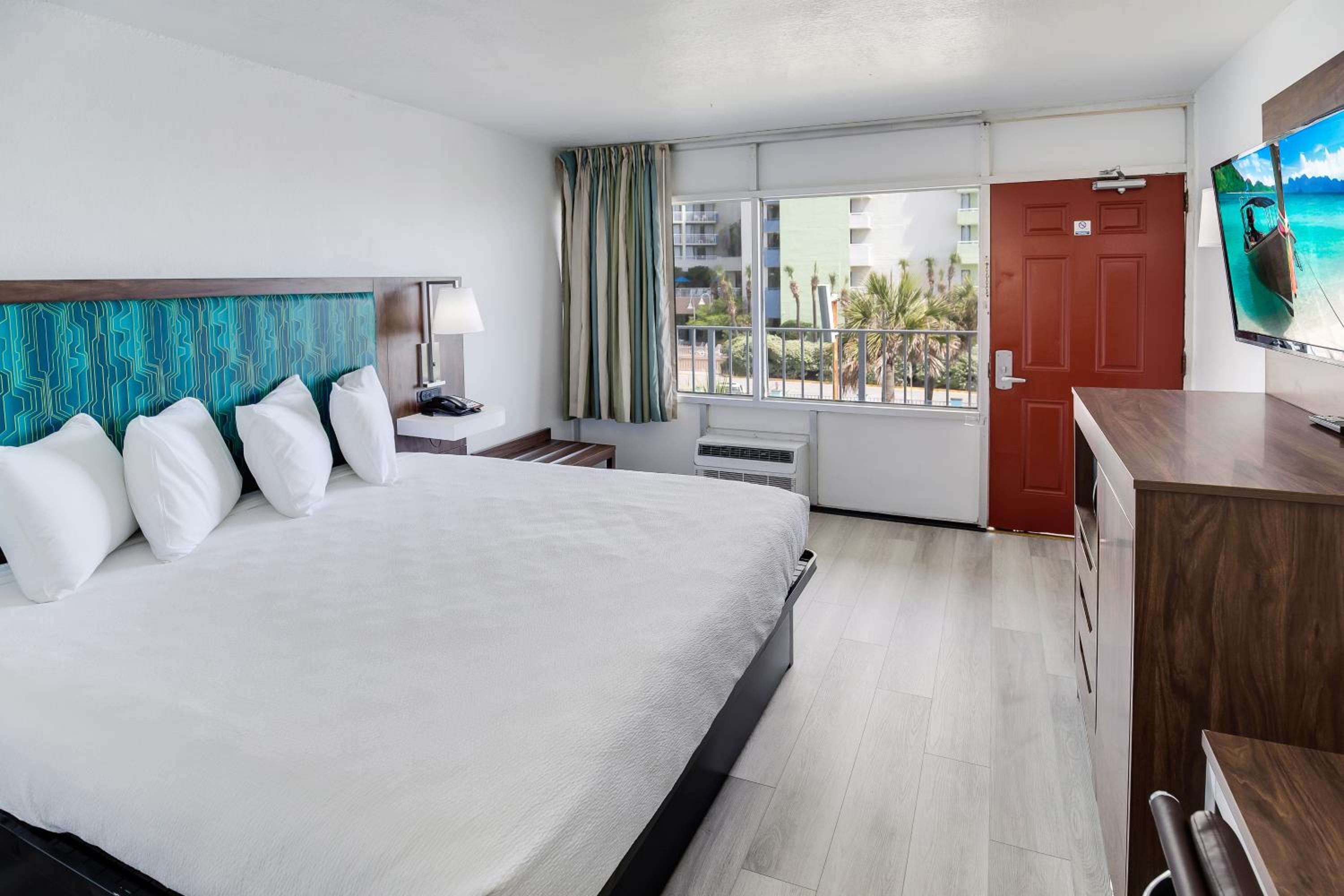  King Room, nonsmoking, with ocean view, side view - Photo 1