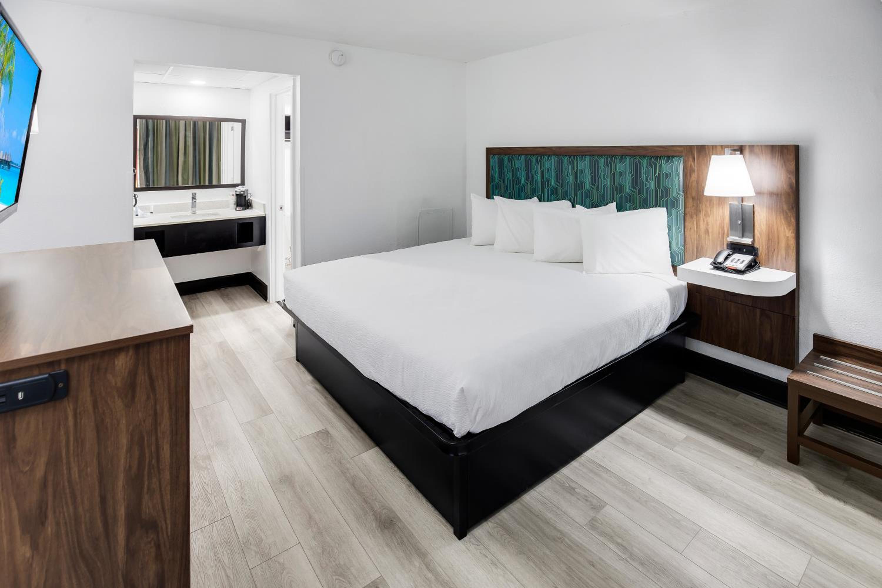  King Room, nonsmoking, with ocean view, side view - Photo 4