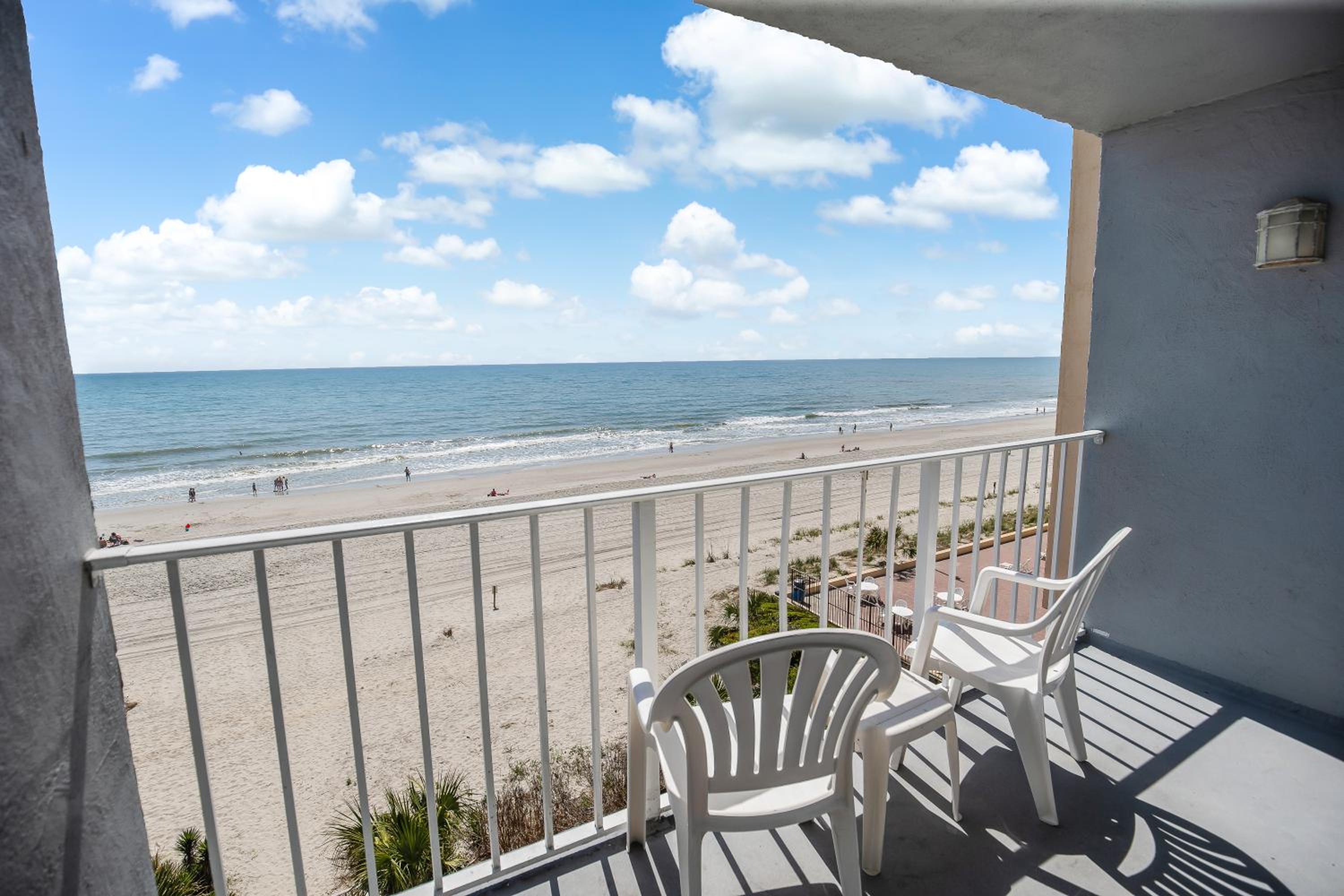 Queen Room with Two Queen Beds - Non-Smoking Ocean Front - Photo 2