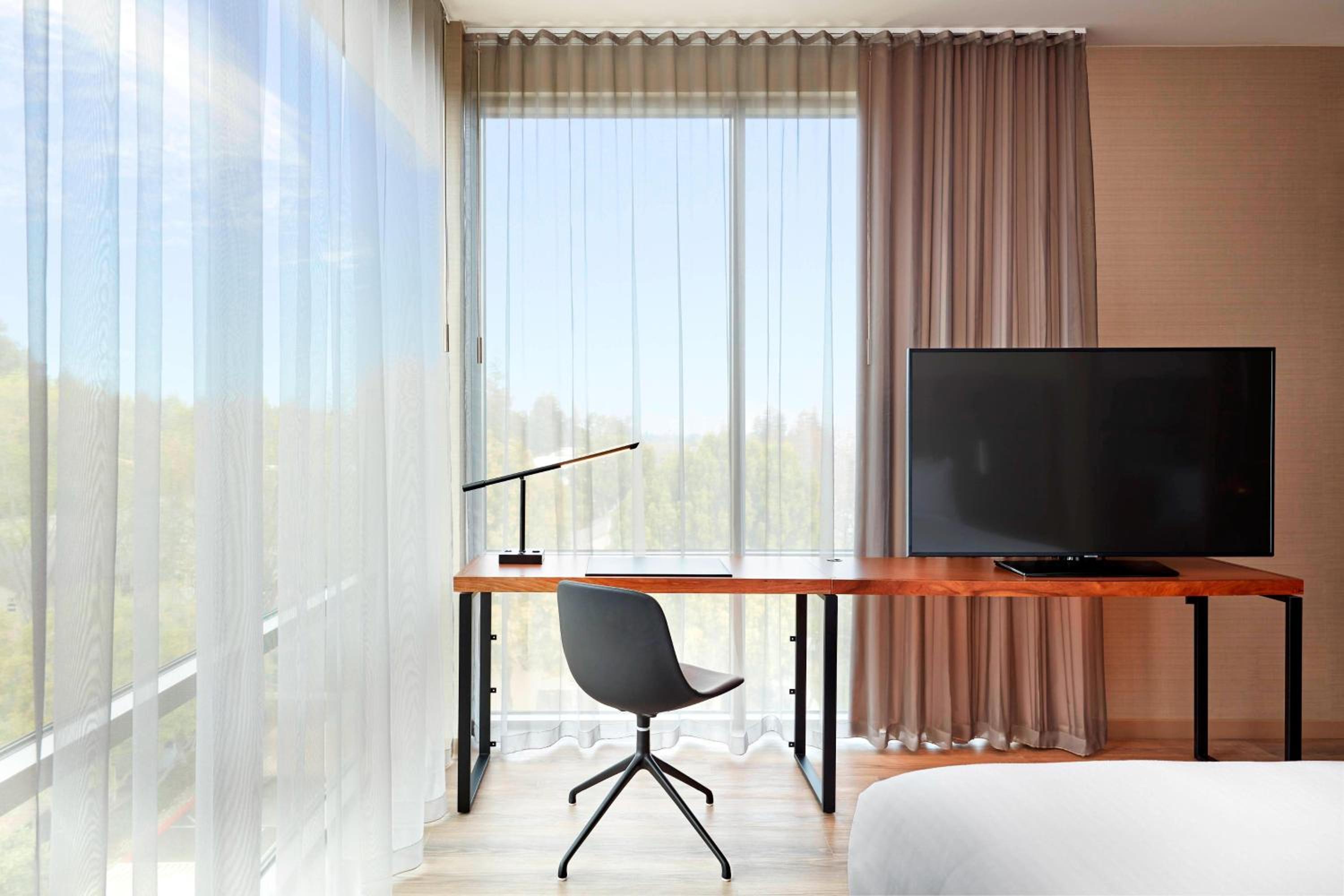 Corner King Room photo 3
