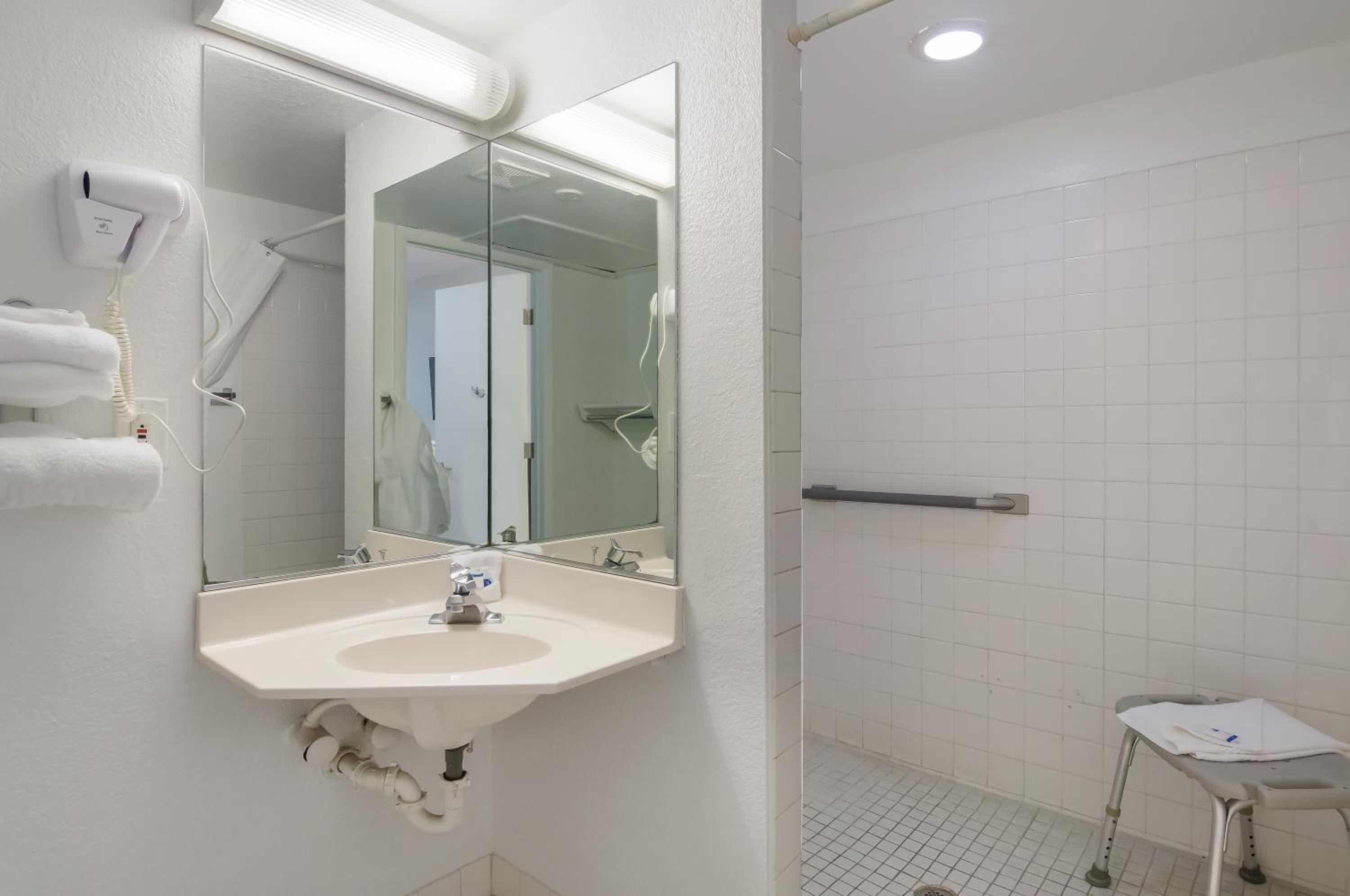 Double Room - Accessible/Non-Smoking - Photo 3