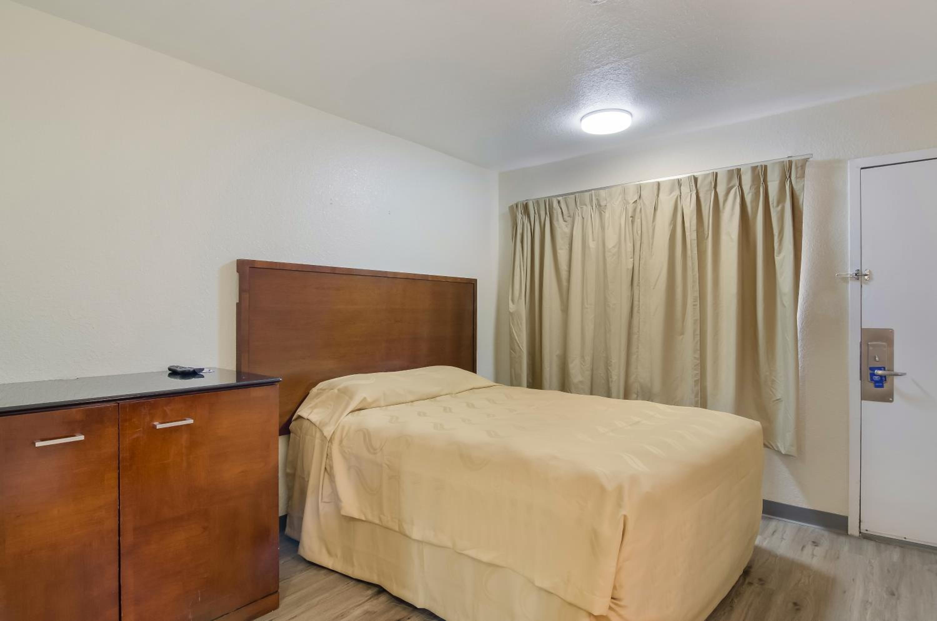 Double Room - Accessible/Non-Smoking - Photo 5