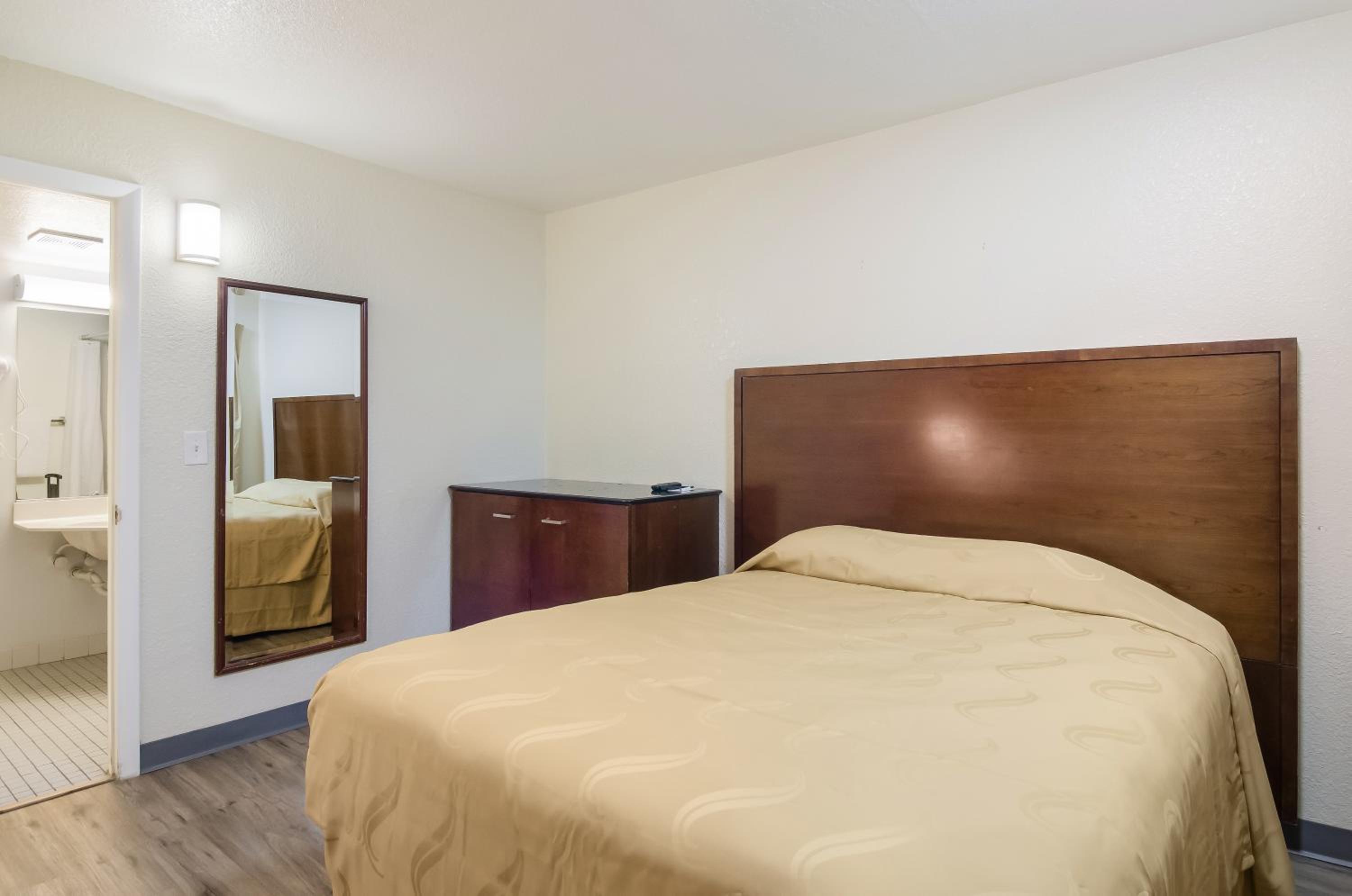 Double Room - Accessible/Non-Smoking - Photo 4