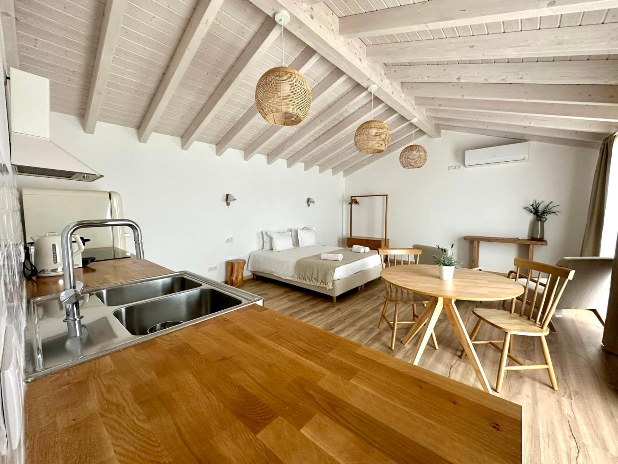 Studio with Balcony - Photo 6