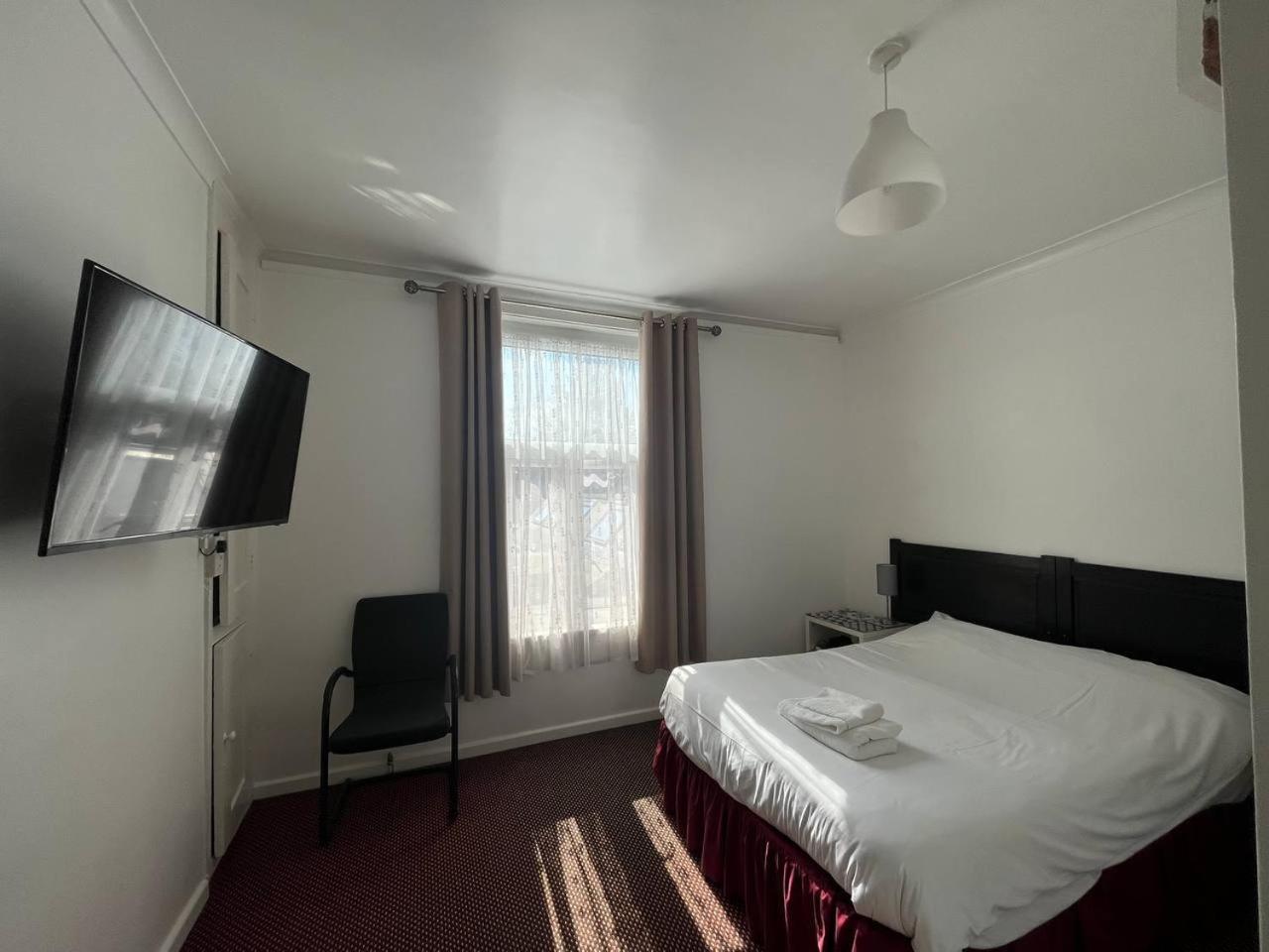 Double Room with Private Bathroom - Photo 6