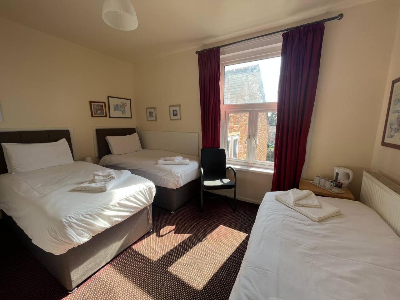 Twin Room with Private Bathroom - Photo 1