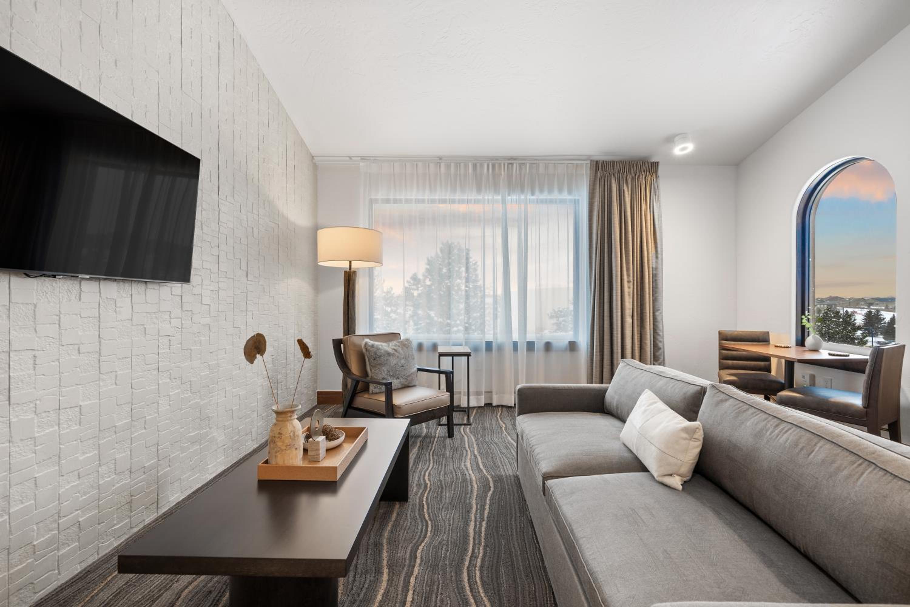 Deluxe King Suite photo 3