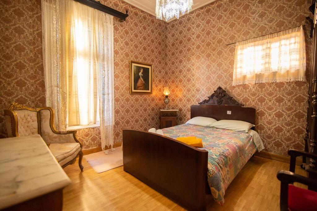 Five-Bedroom House photo 1