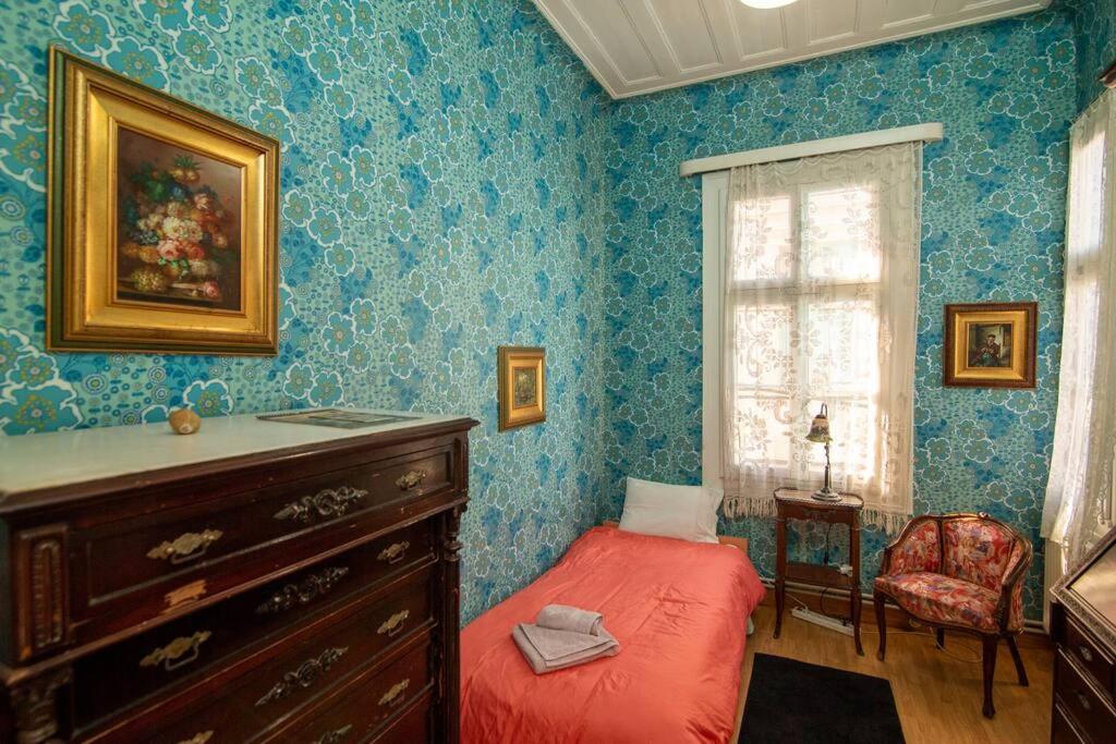 Five-Bedroom House photo 3