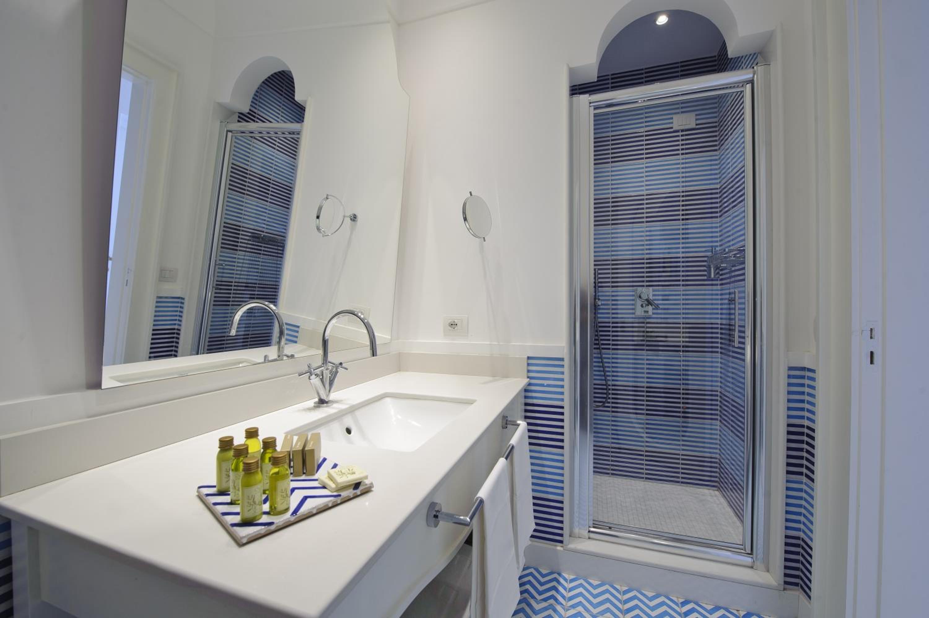 Mediterranean Triple Room with Balcony and Sea View - Photo 22