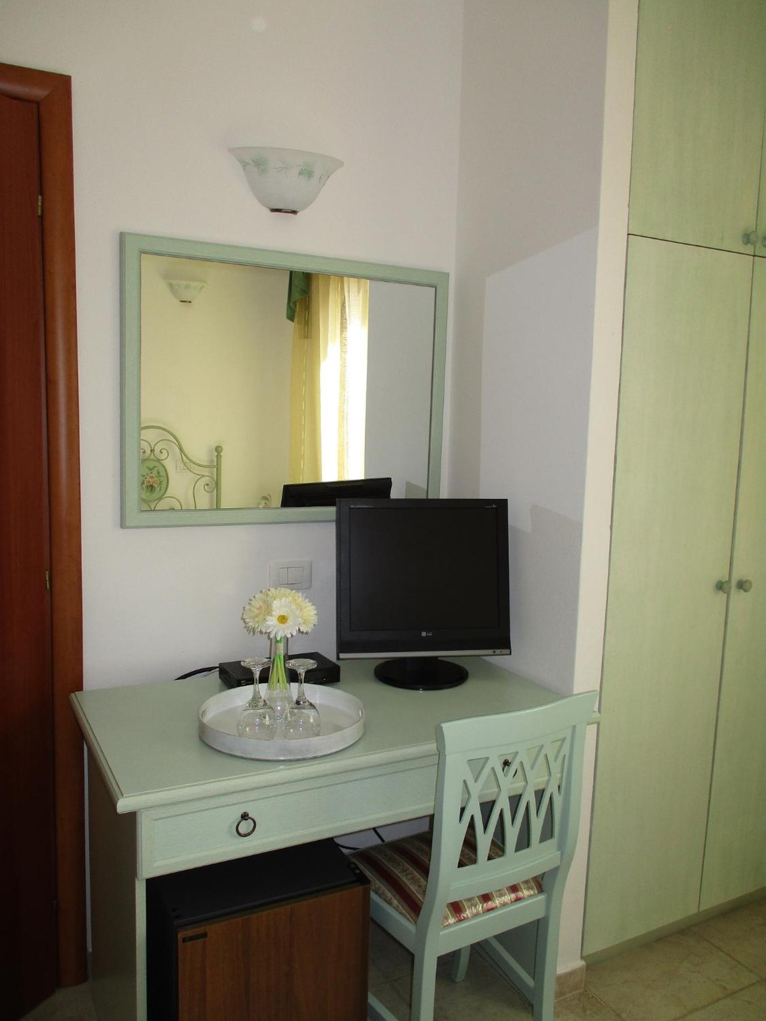 Double or Twin Room (2 Adults + 1 Child) - Photo 12