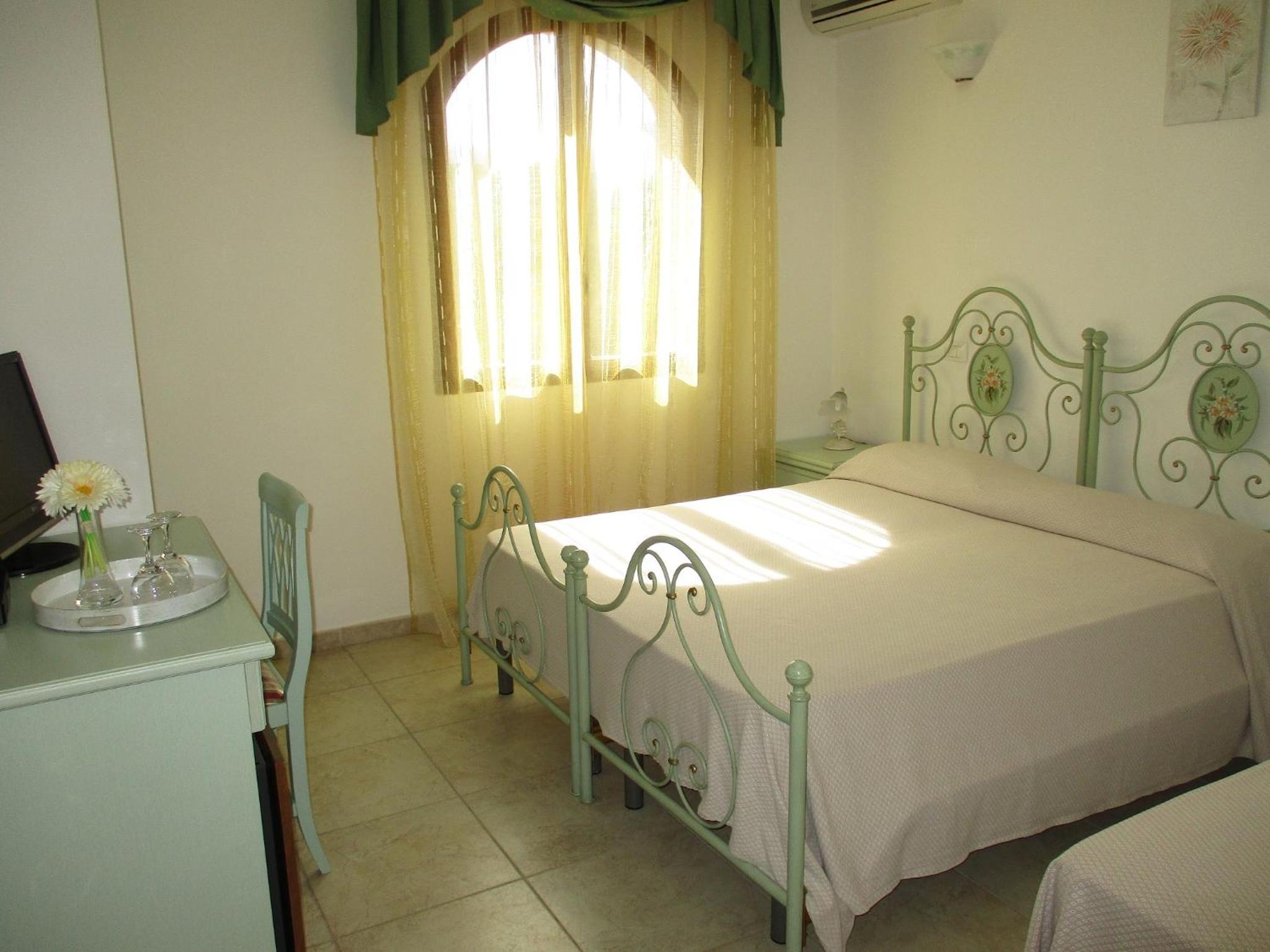 Double or Twin Room (2 Adults + 1 Child) - Photo 11