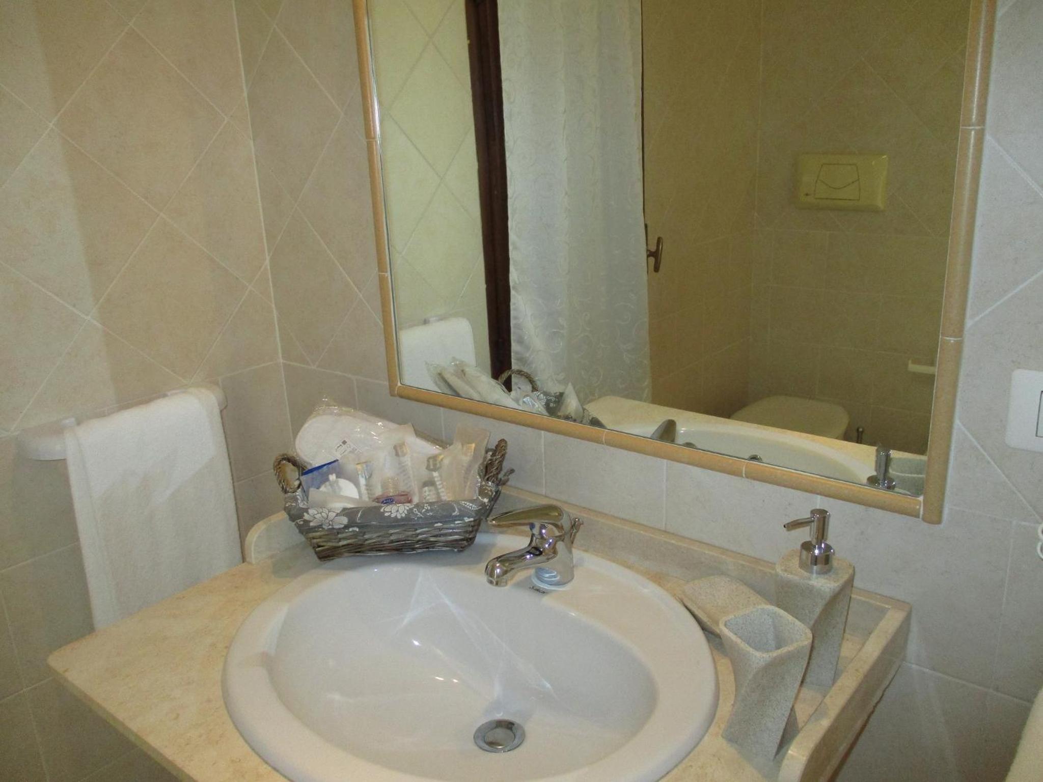 Double or Twin Room (2 Adults + 1 Child) - Photo 8