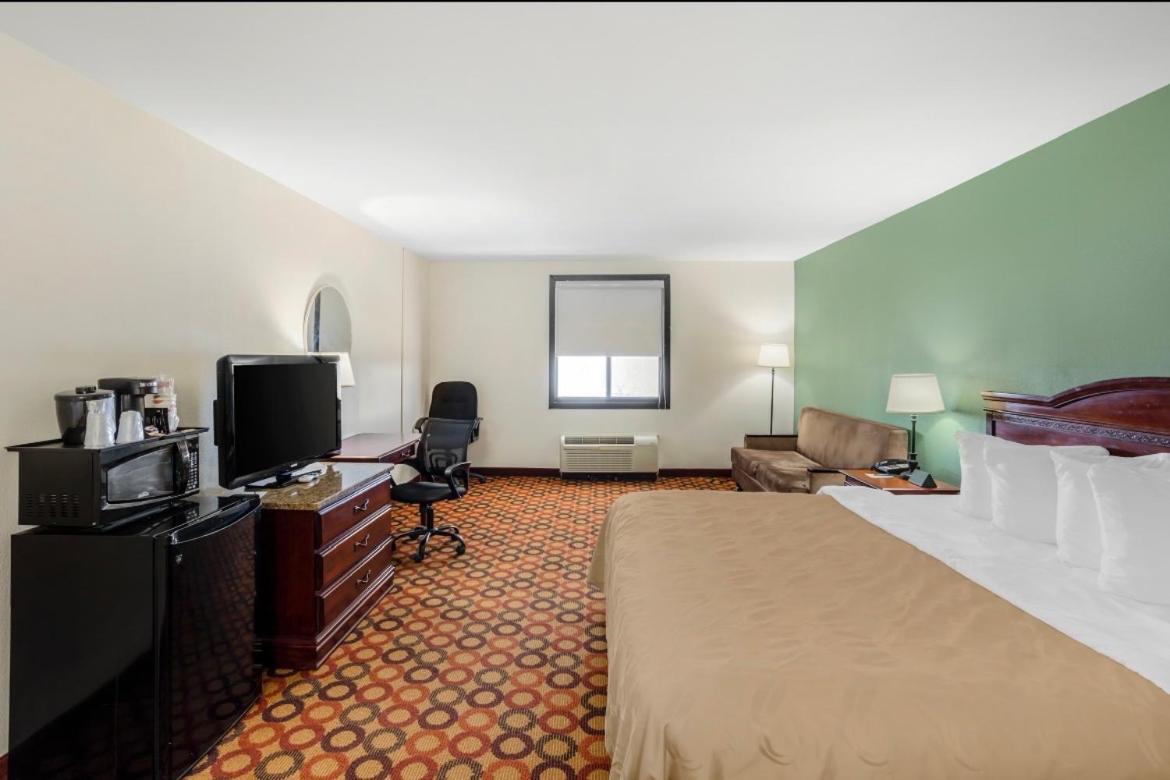 King Room - Non-Smoking - Photo 7