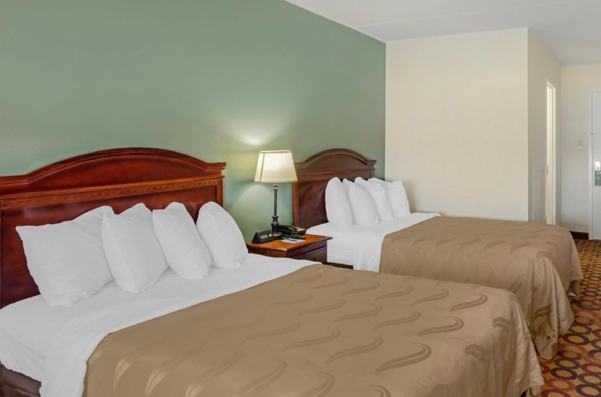 Queen Room with Two Queen Beds - Non-Smoking - Photo 2
