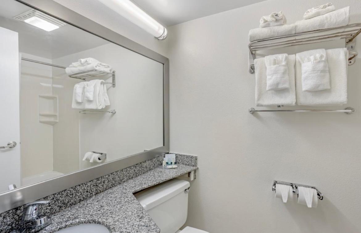 King Room - Non-Smoking - Photo 3