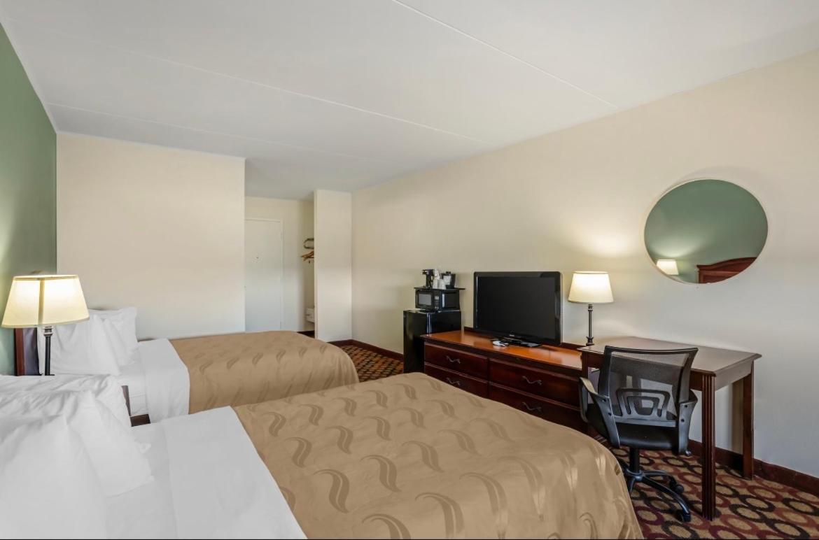 Queen Room with Two Queen Beds - Non-Smoking - Photo 4