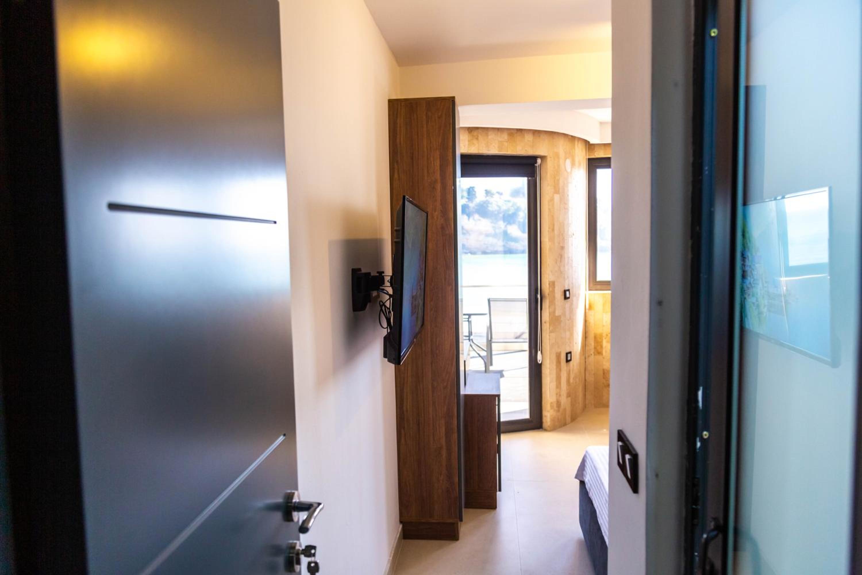 Deluxe Double Room (2 Adults + 1 Child)