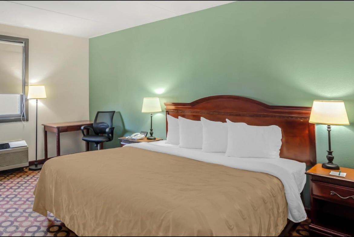 King Room - Non-Smoking - Photo 5
