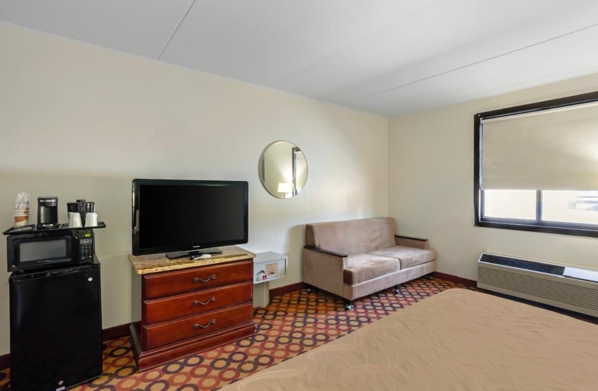 King Room - Non-Smoking - Photo 2
