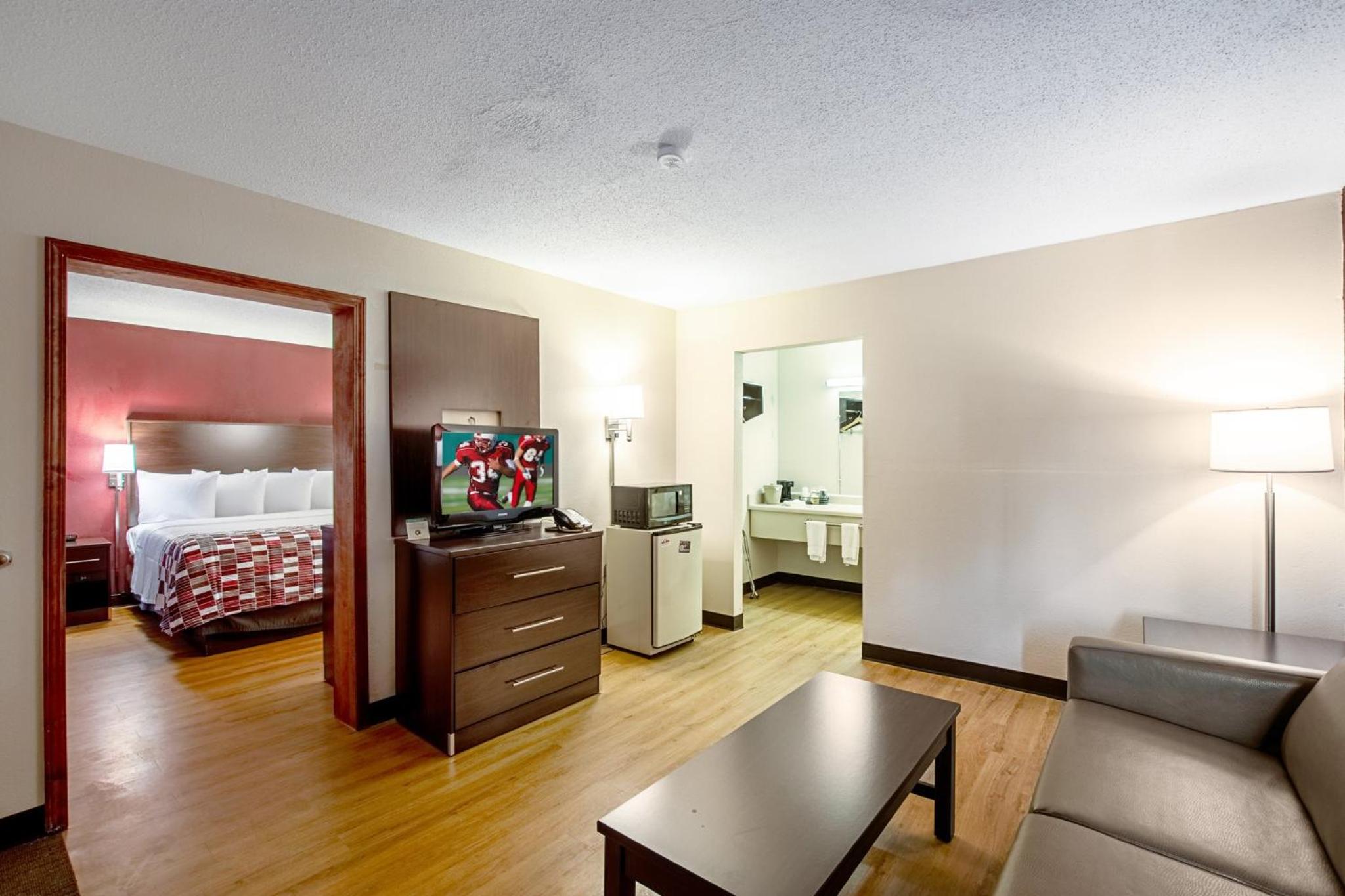 Superior Room with One Queen Bed with Kitchenette Non-Smoking - Photo 3