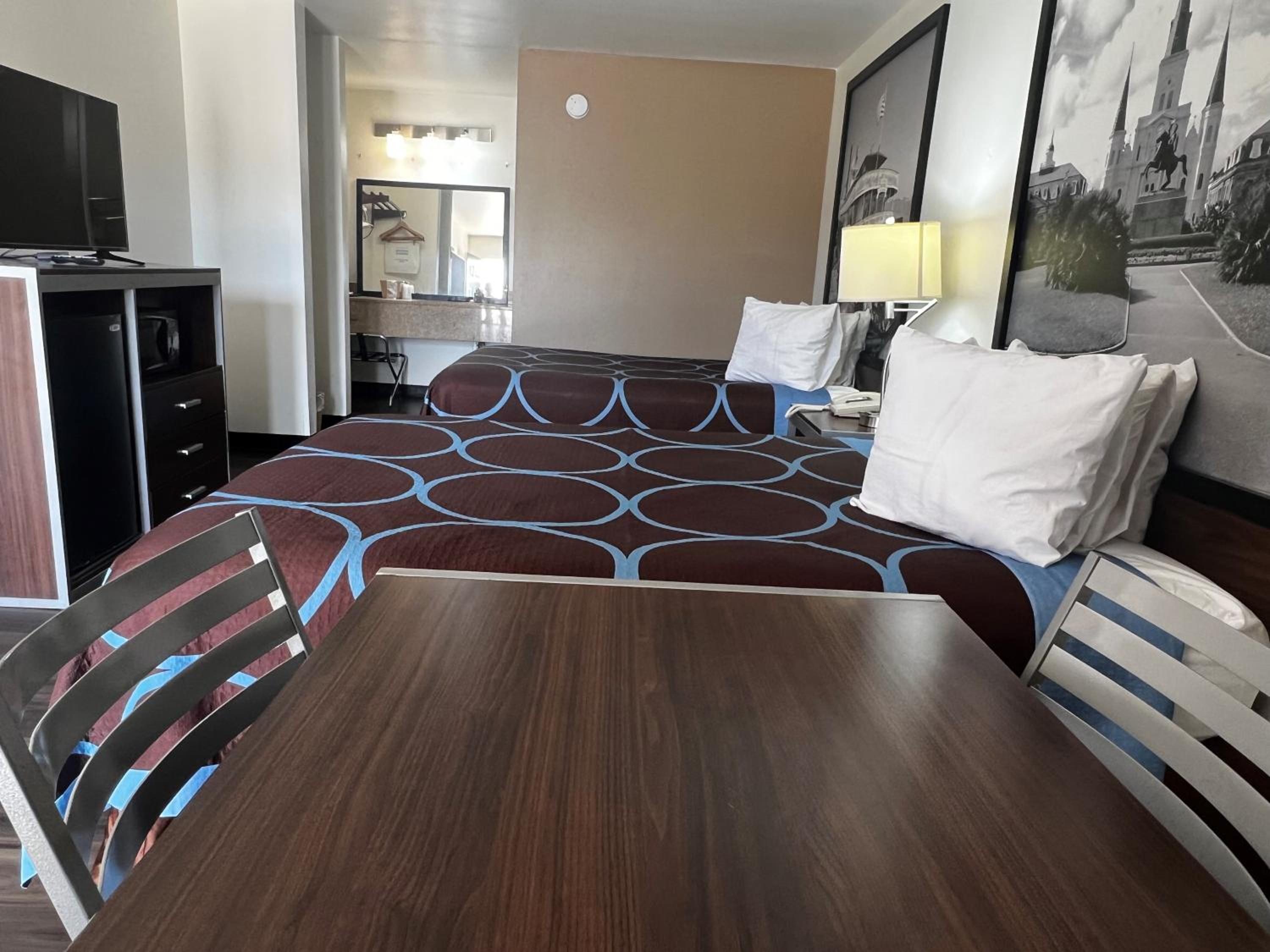 Queen Room with Two Queen Beds - Non-Smoking - Photo 6