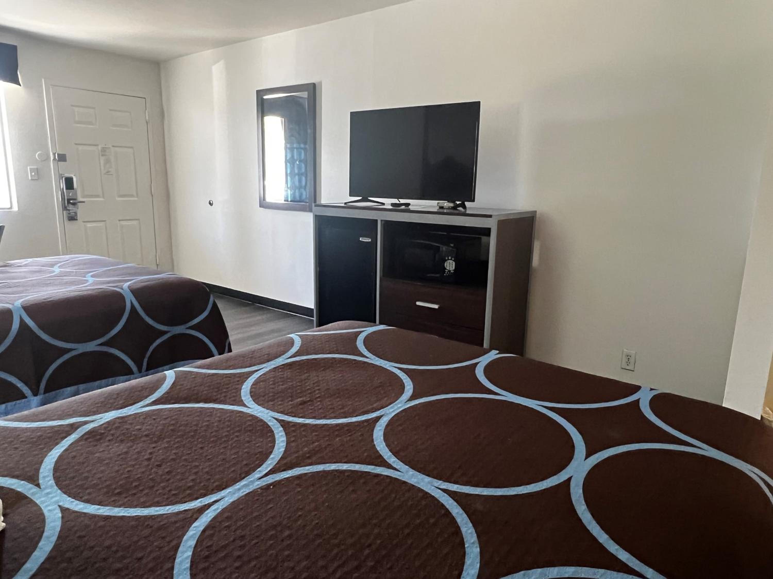 Queen Room with Two Queen Beds - Non-Smoking - Photo 4