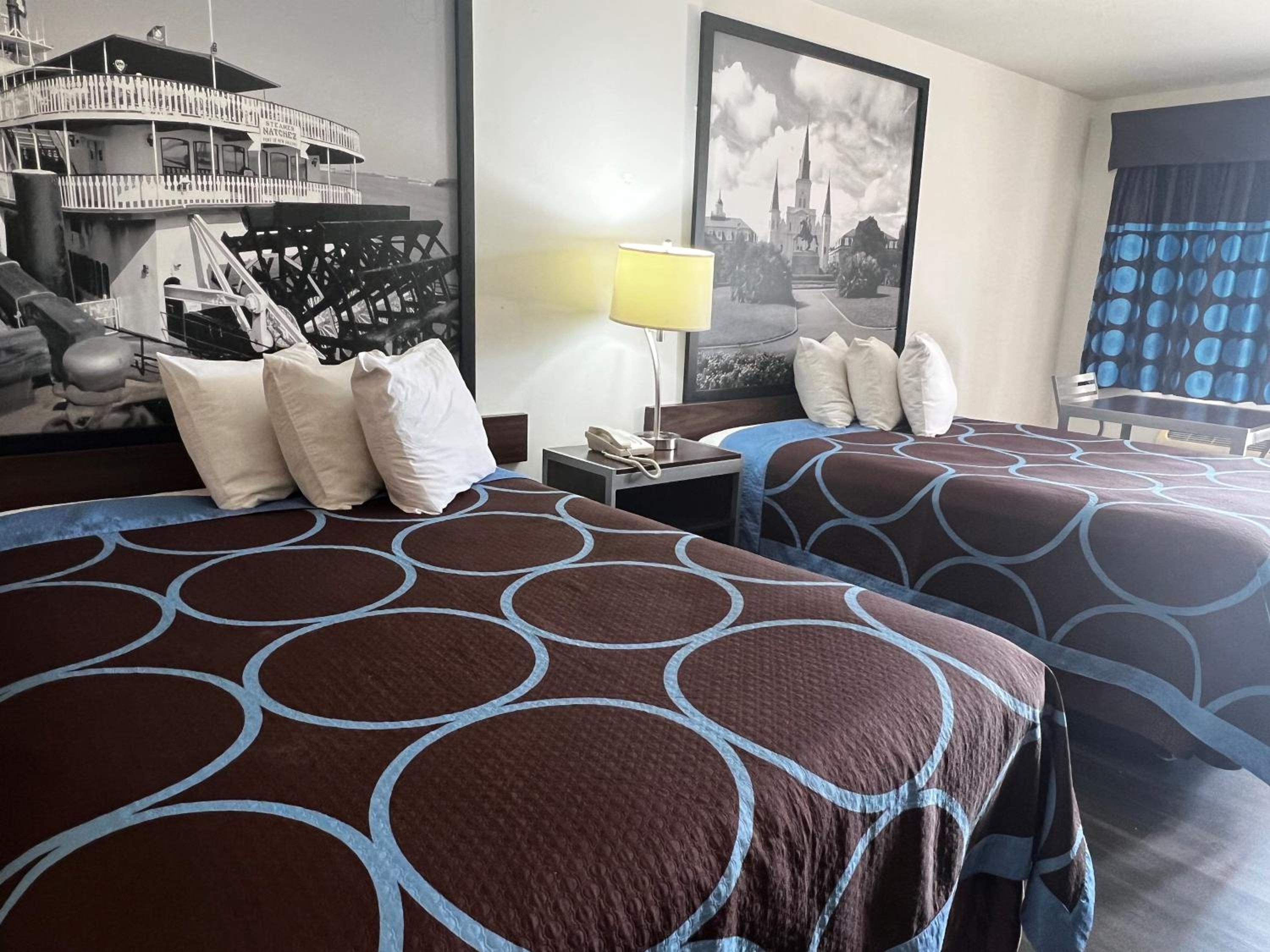 Queen Room with Two Queen Beds - Non-Smoking - Photo 8