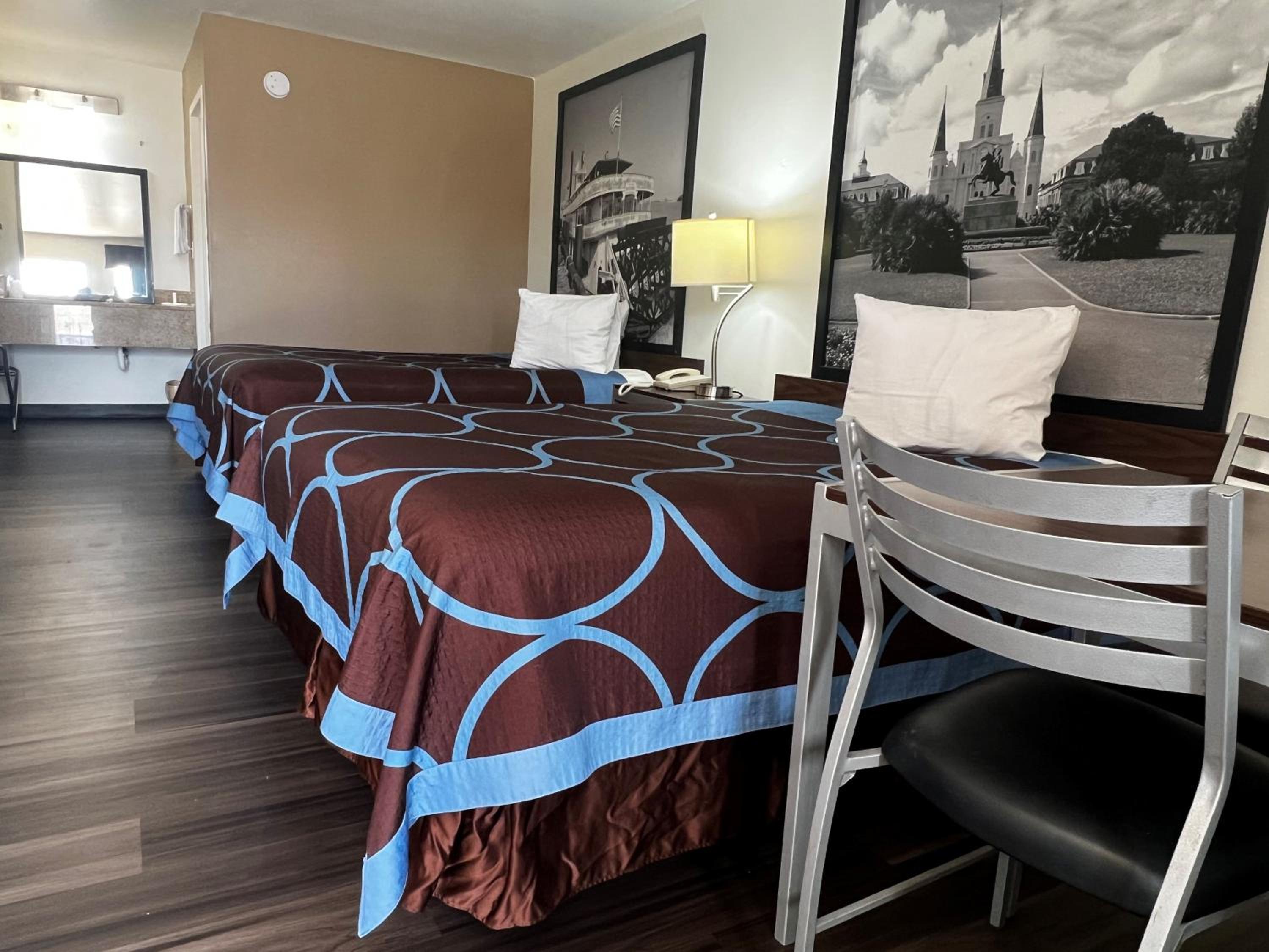 Queen Room with Two Queen Beds - Non-Smoking - Photo 9