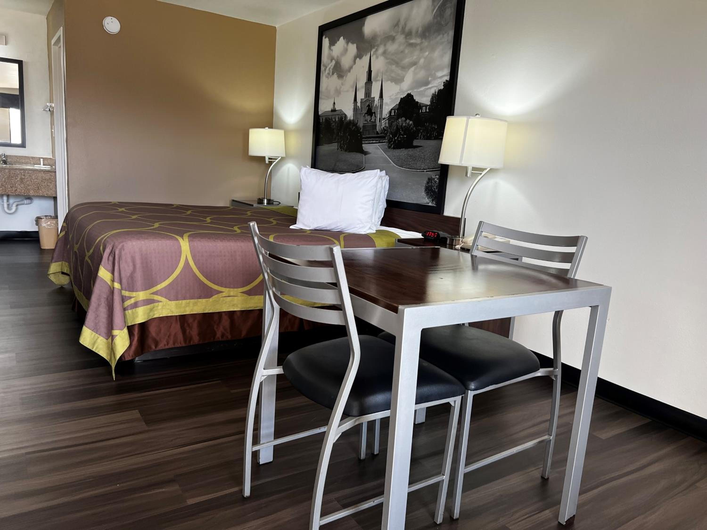 King Room - Non-Smoking - Photo 5