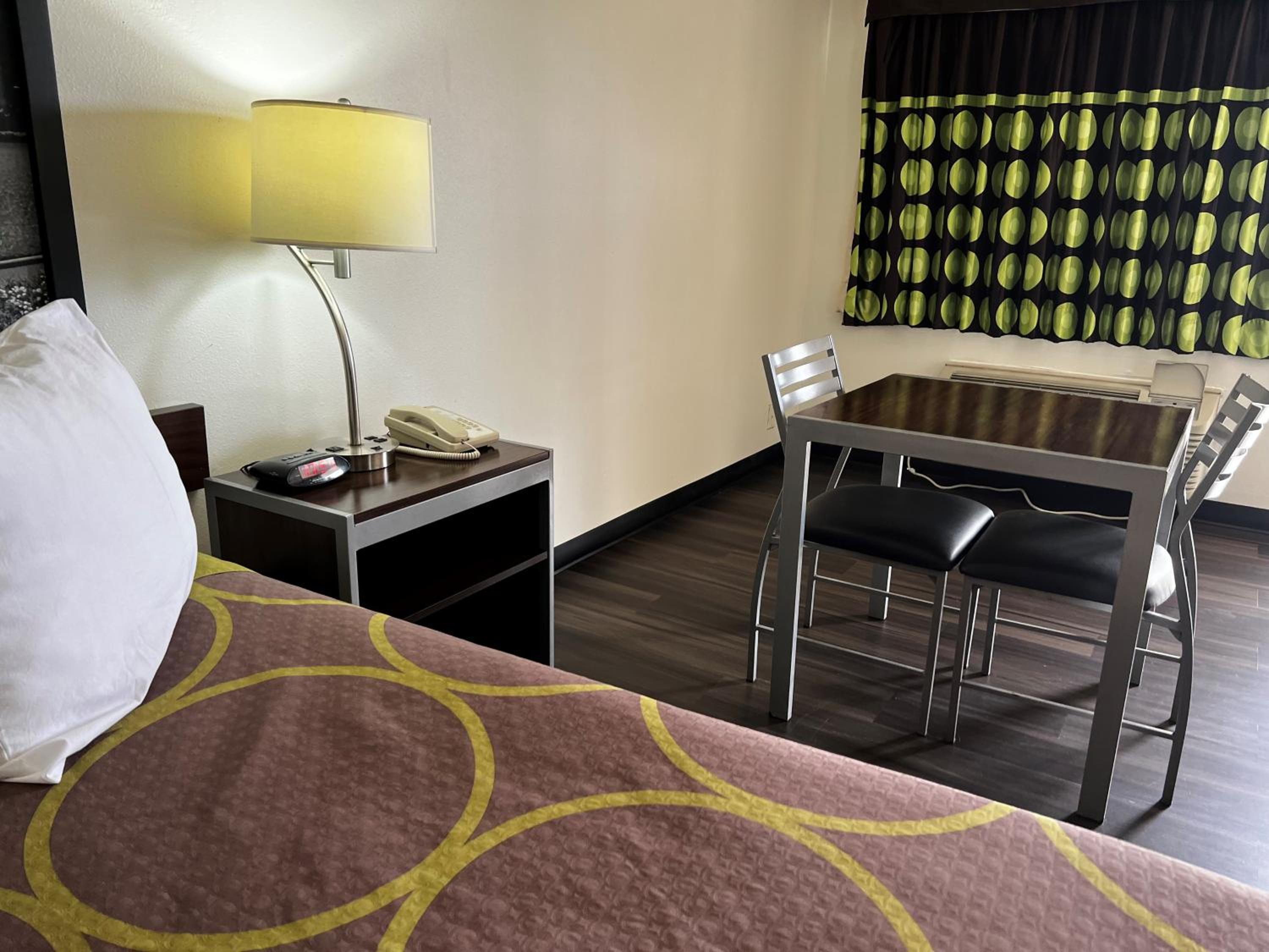King Room - Non-Smoking - Photo 6