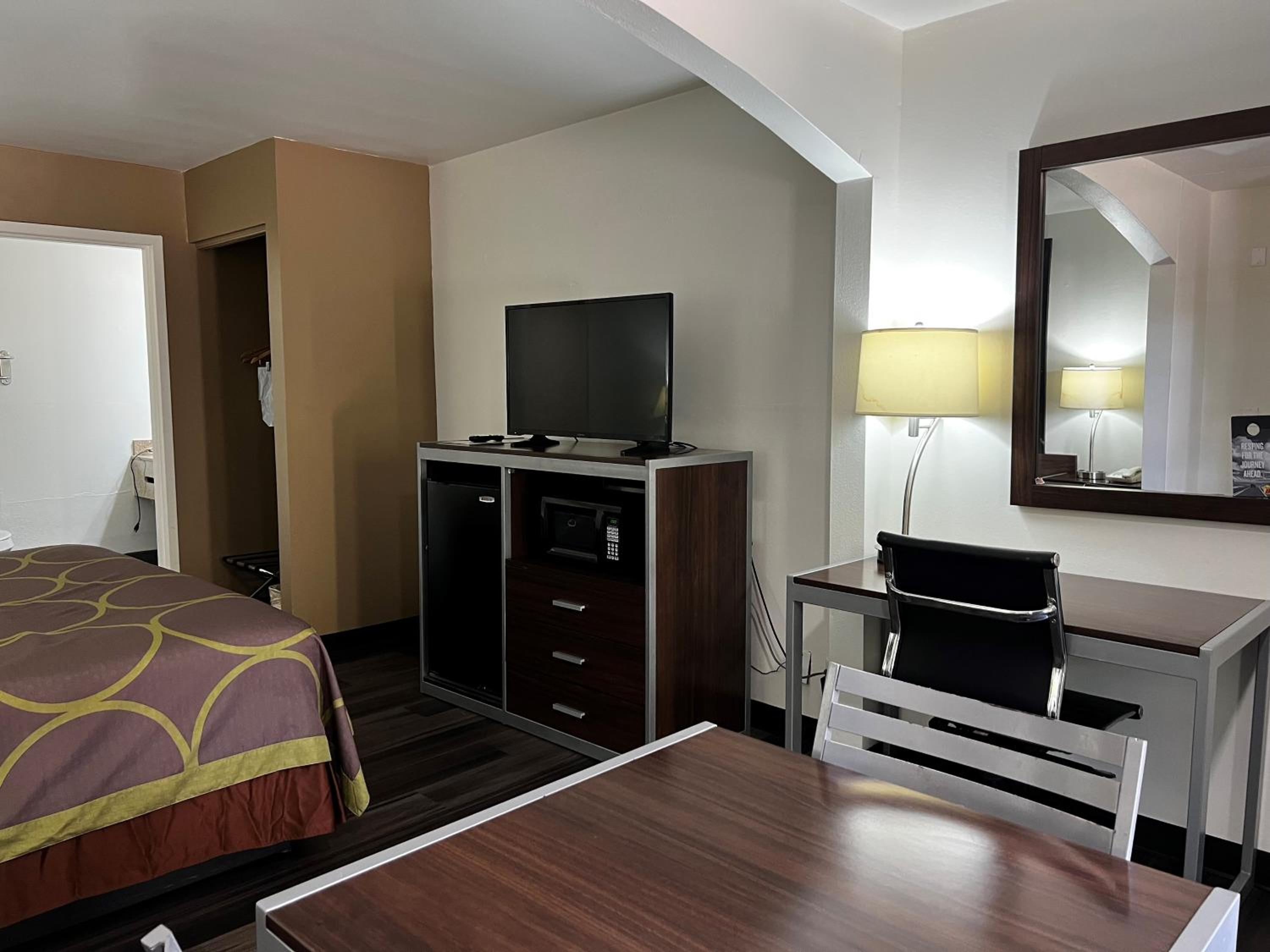 Deluxe King Room with Spa Bath- Non-Smoking - Photo 3