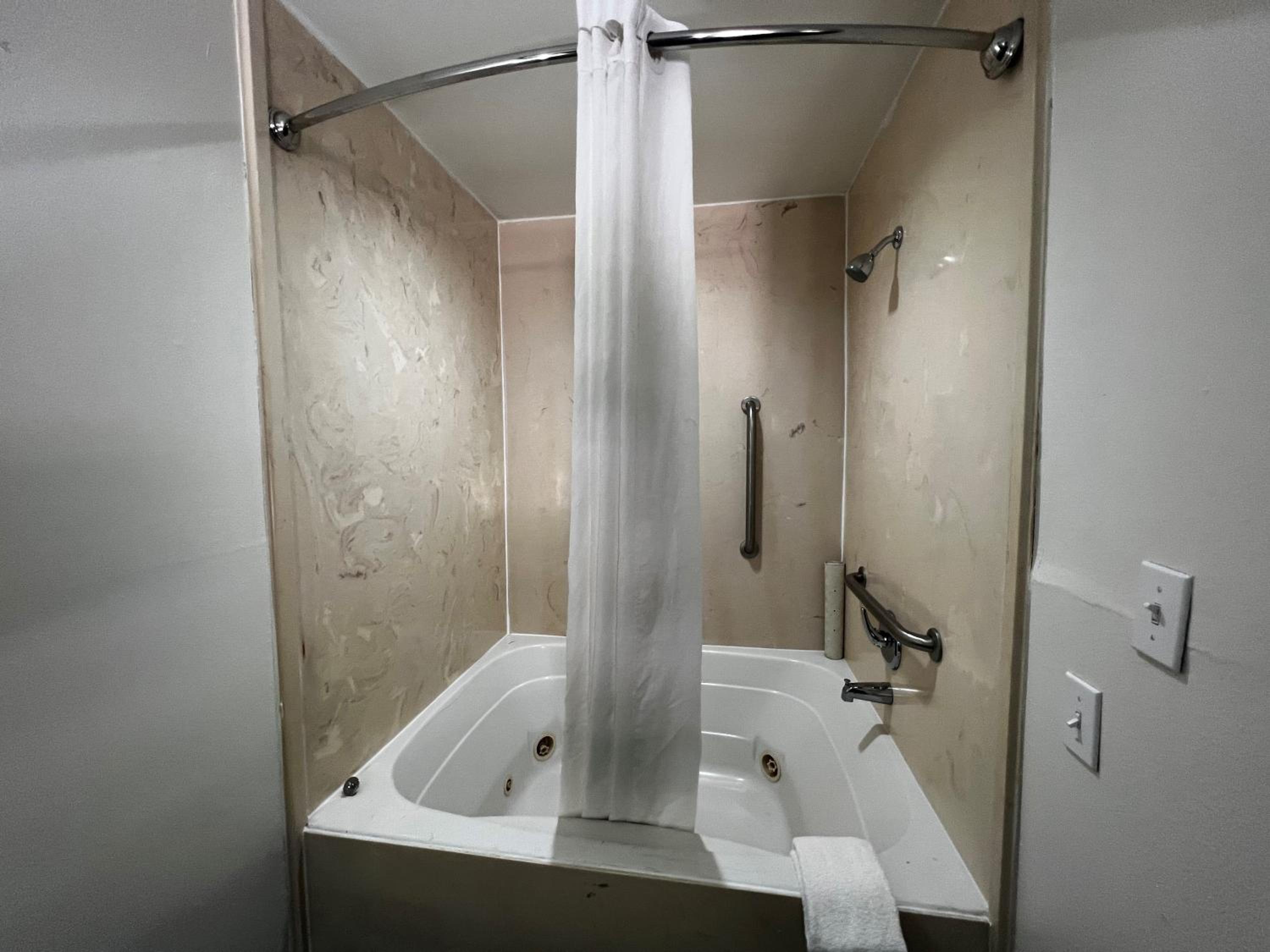 Deluxe King Room with Spa Bath- Non-Smoking - Photo 9