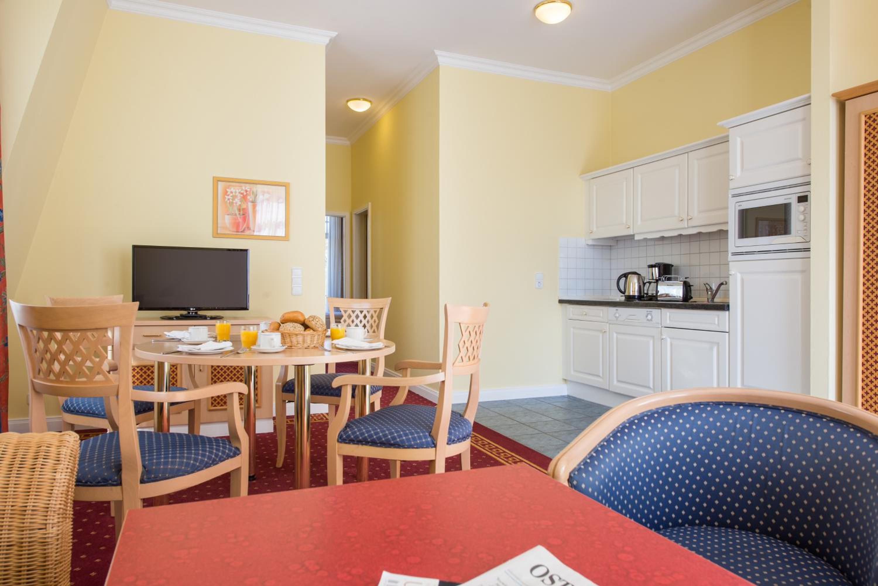 Family Room Inland Facing (2 Adults + 2 Children) photo 3