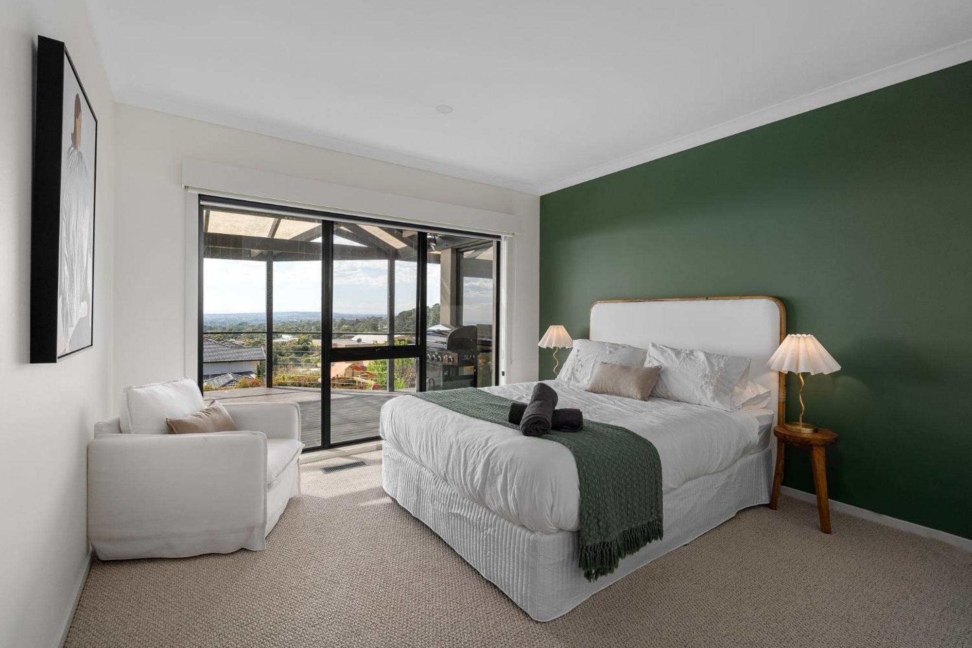 Six-Bedroom House photo 1